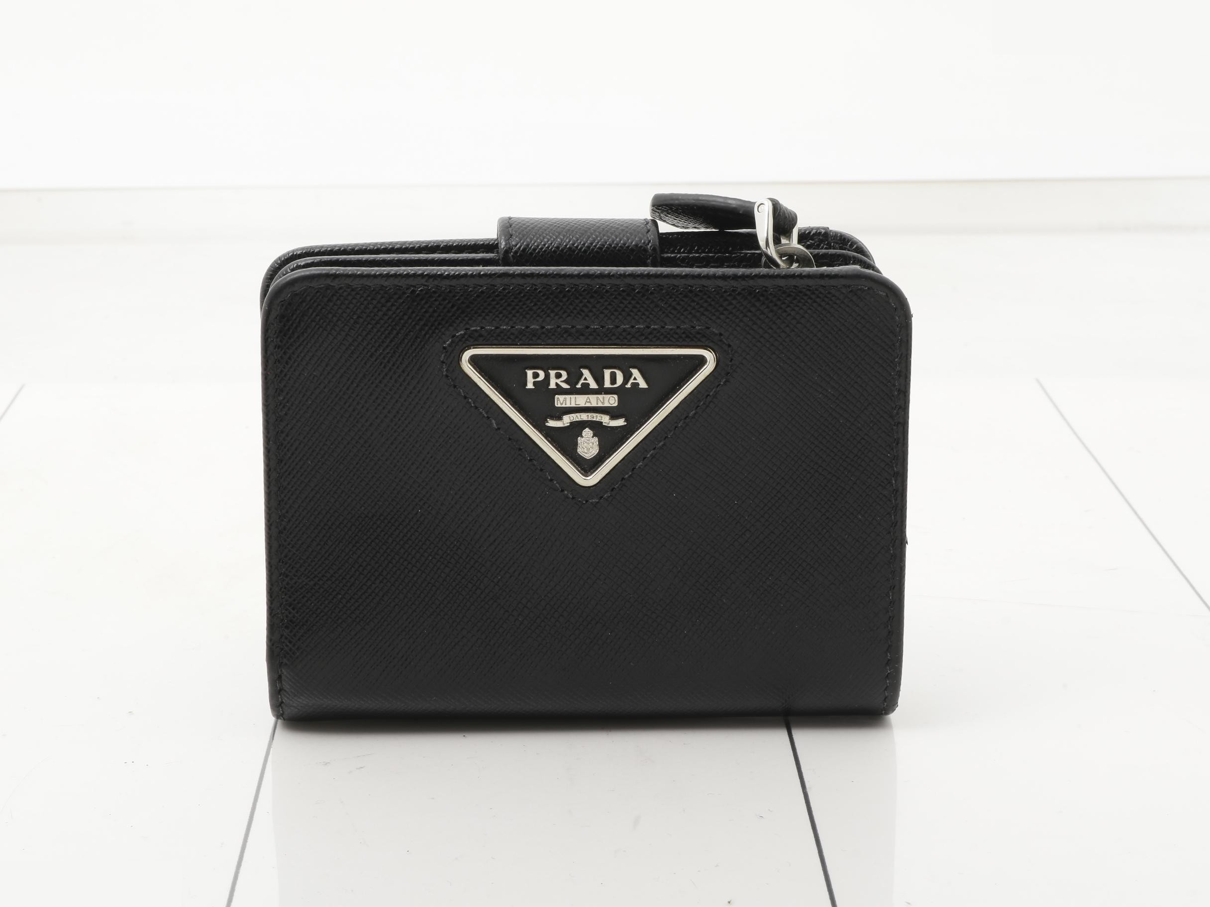 Plate logo bi-fold wallet, Saffiano leather, black