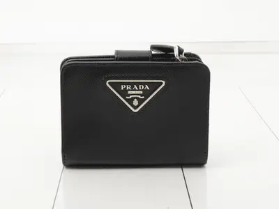 Plate logo bi-fold wallet, Saffiano leather, black