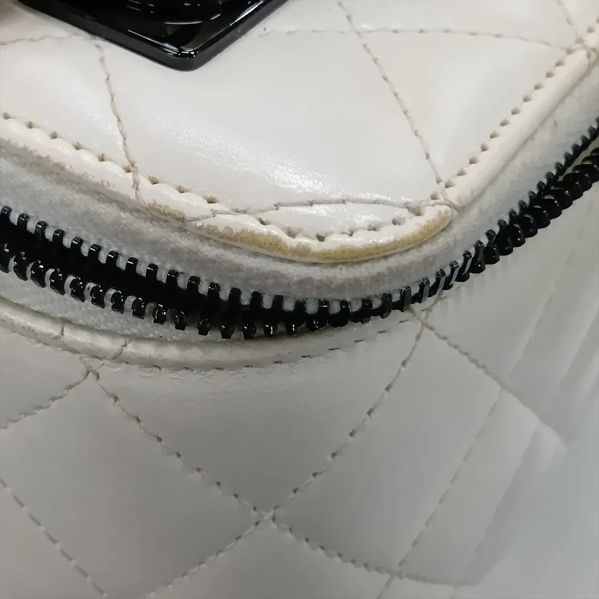 Matelassé Lambskin 2-Way Shoulder Bag Vanity Case White with Black Hardware N89U1AK6 Random Serial Number — view 11