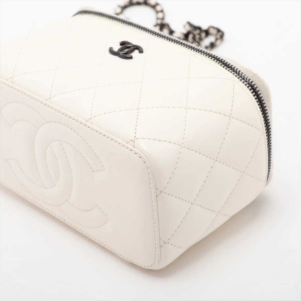 Matelassé Lambskin 2-Way Shoulder Bag Vanity Case White with Black Hardware N89U1AK6 Random Serial Number — view 3