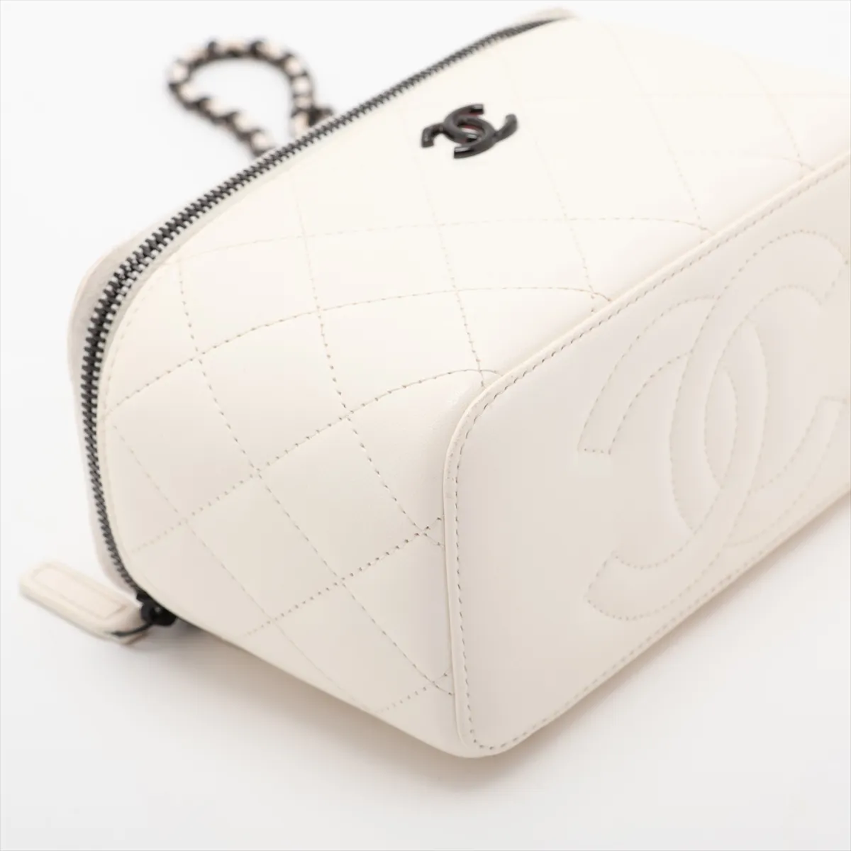 Matelassé Lambskin 2-Way Shoulder Bag Vanity Case White with Black Hardware N89U1AK6 Random Serial Number — view 4
