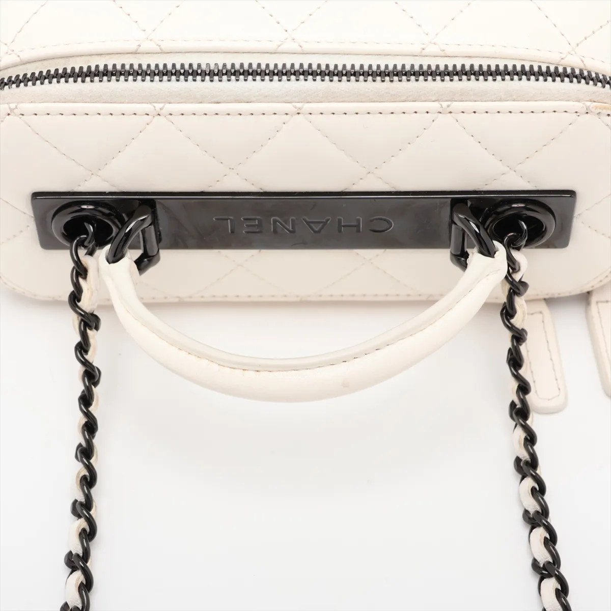 Matelassé Lambskin 2-Way Shoulder Bag Vanity Case White with Black Hardware N89U1AK6 Random Serial Number — view 5