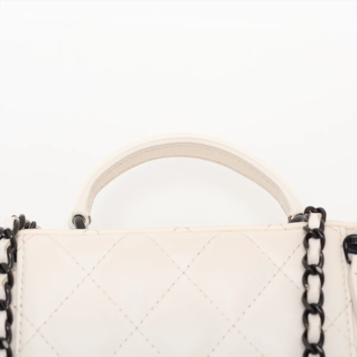 Matelassé Lambskin 2-Way Shoulder Bag Vanity Case White with Black Hardware N89U1AK6 Random Serial Number — view 6