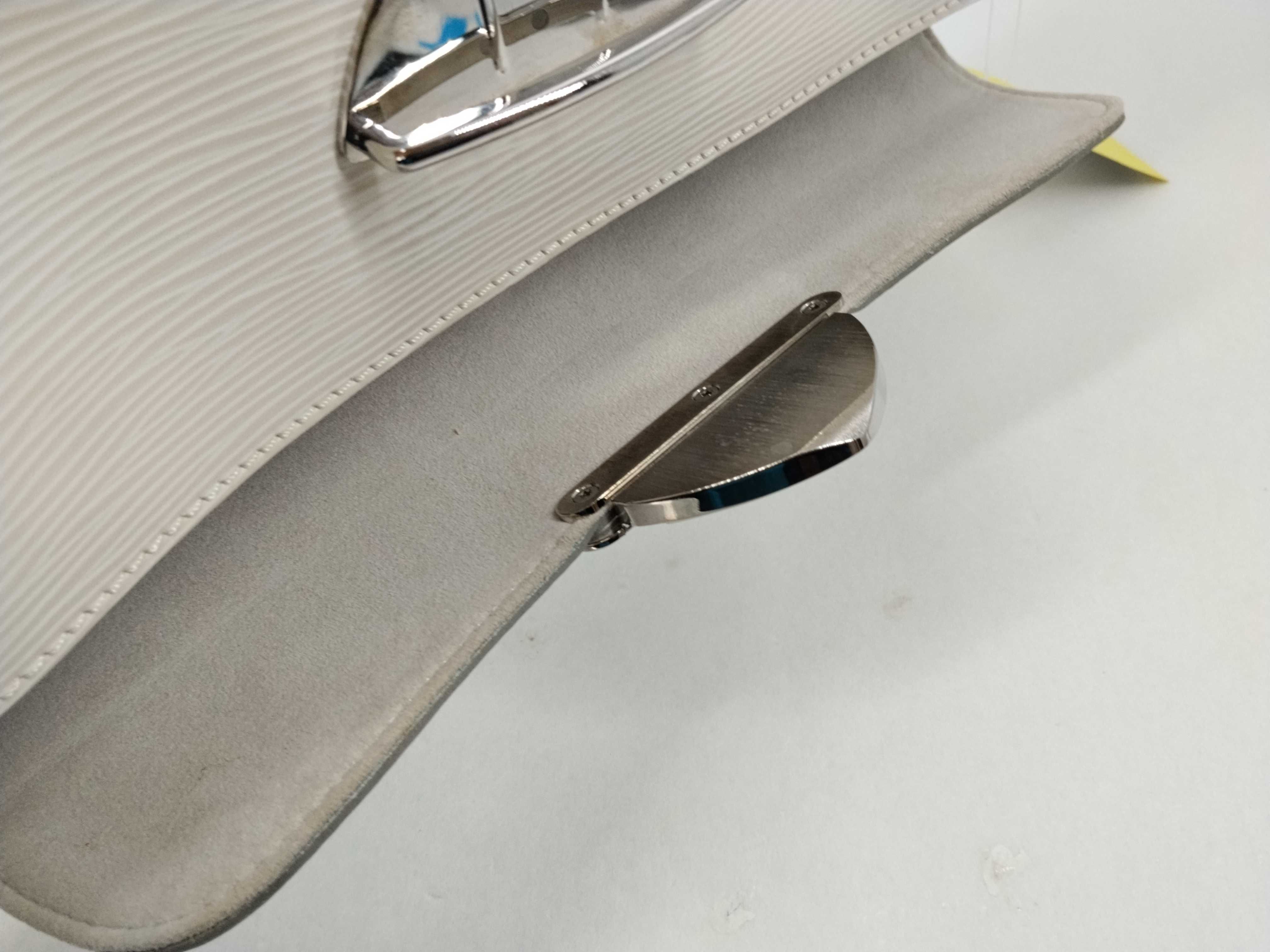 Epi Pochette Montaigne White Shoulder Bag — view 7