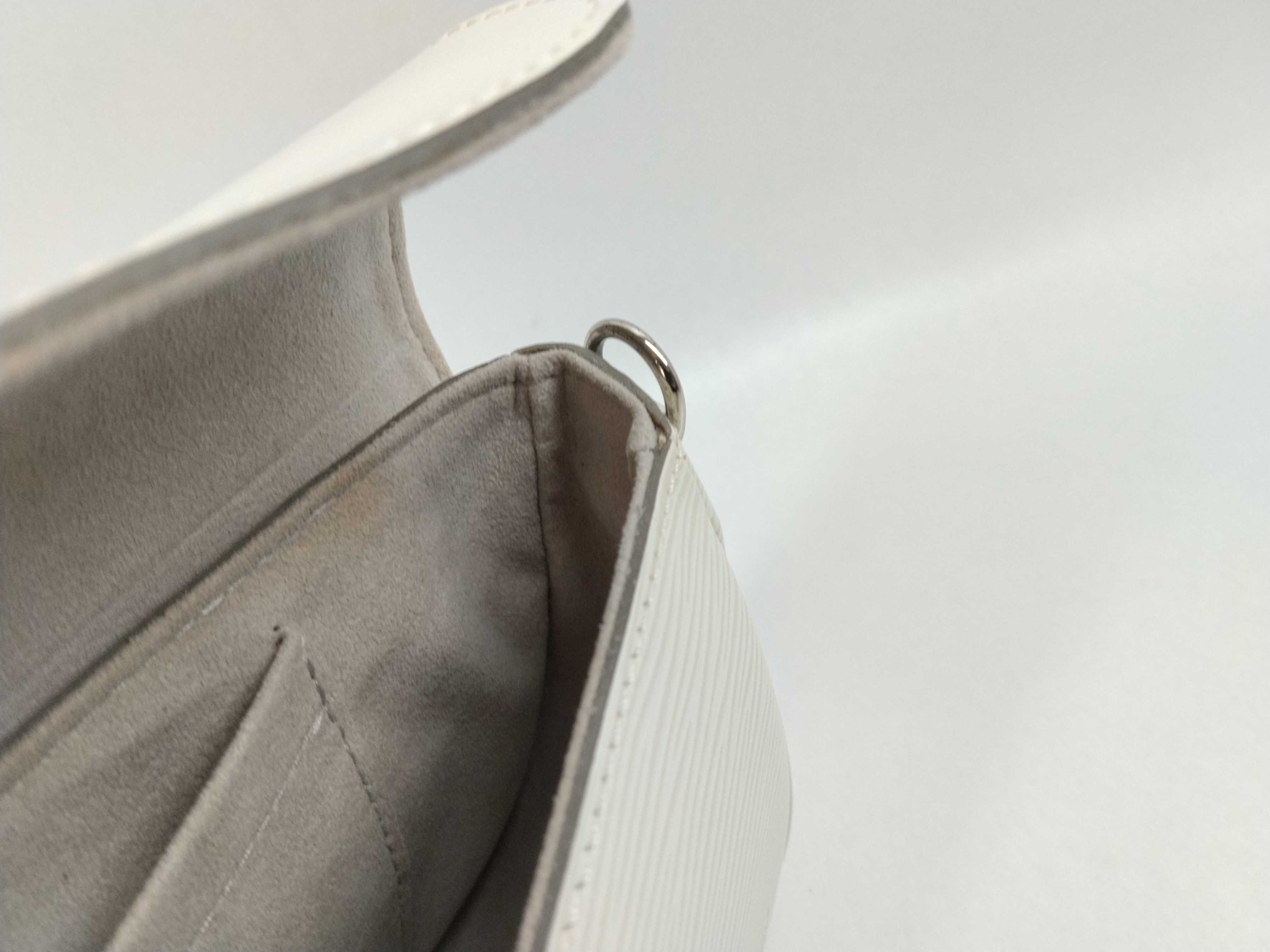 Epi Pochette Montaigne White Shoulder Bag — view 9