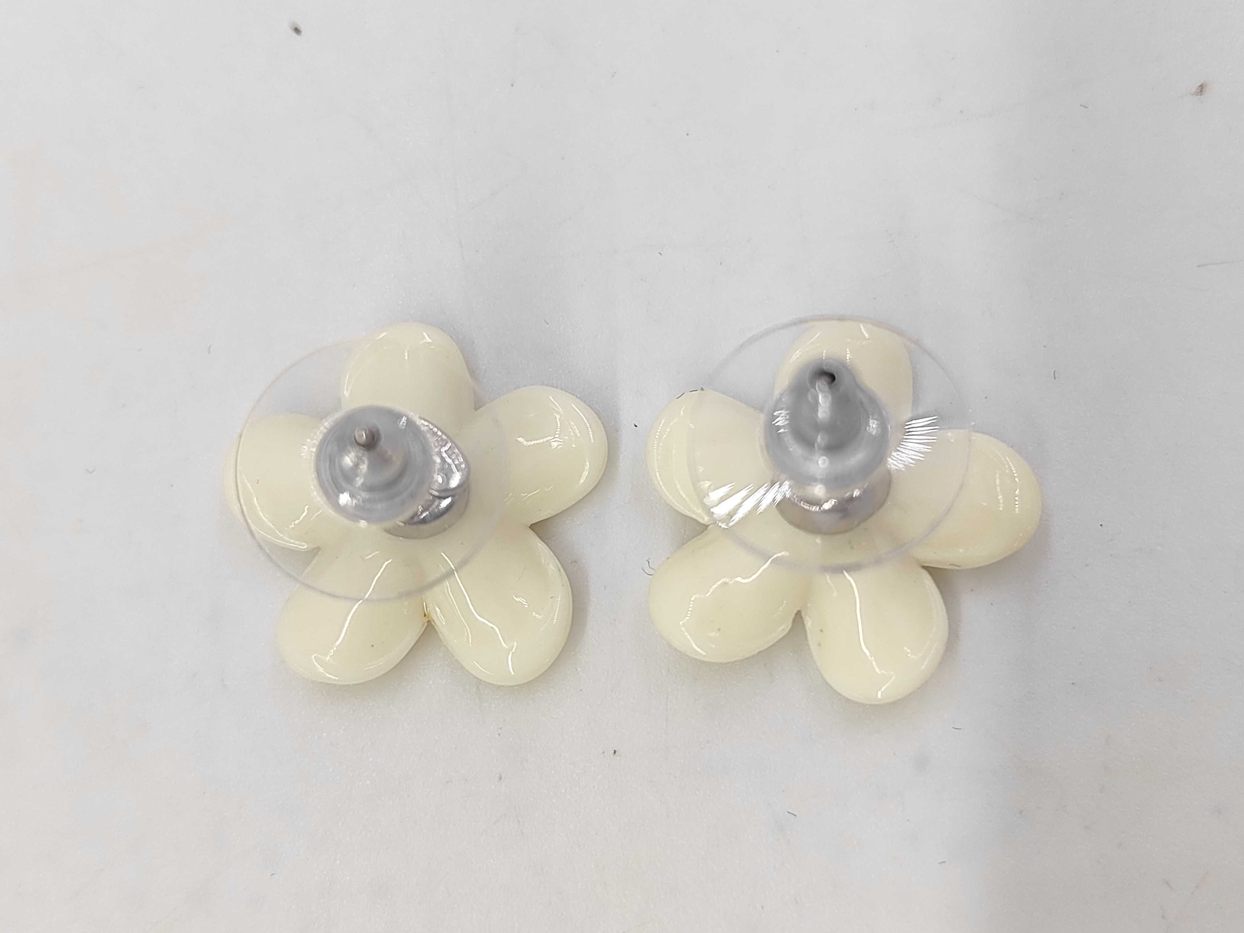 05P Coco Flower Motif Earrings White Earrings — view 2