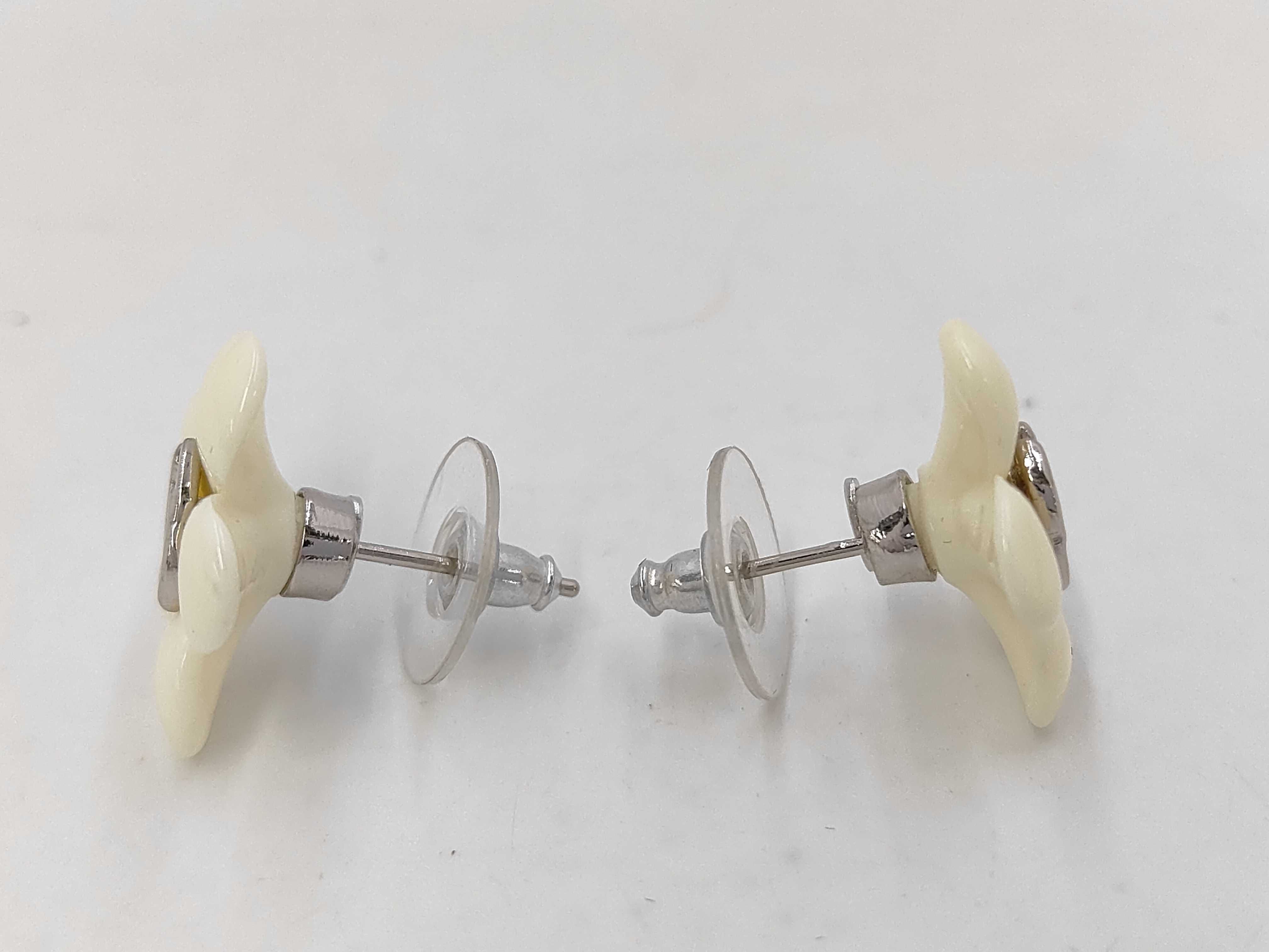 05P Coco Flower Motif Earrings White Earrings — view 3