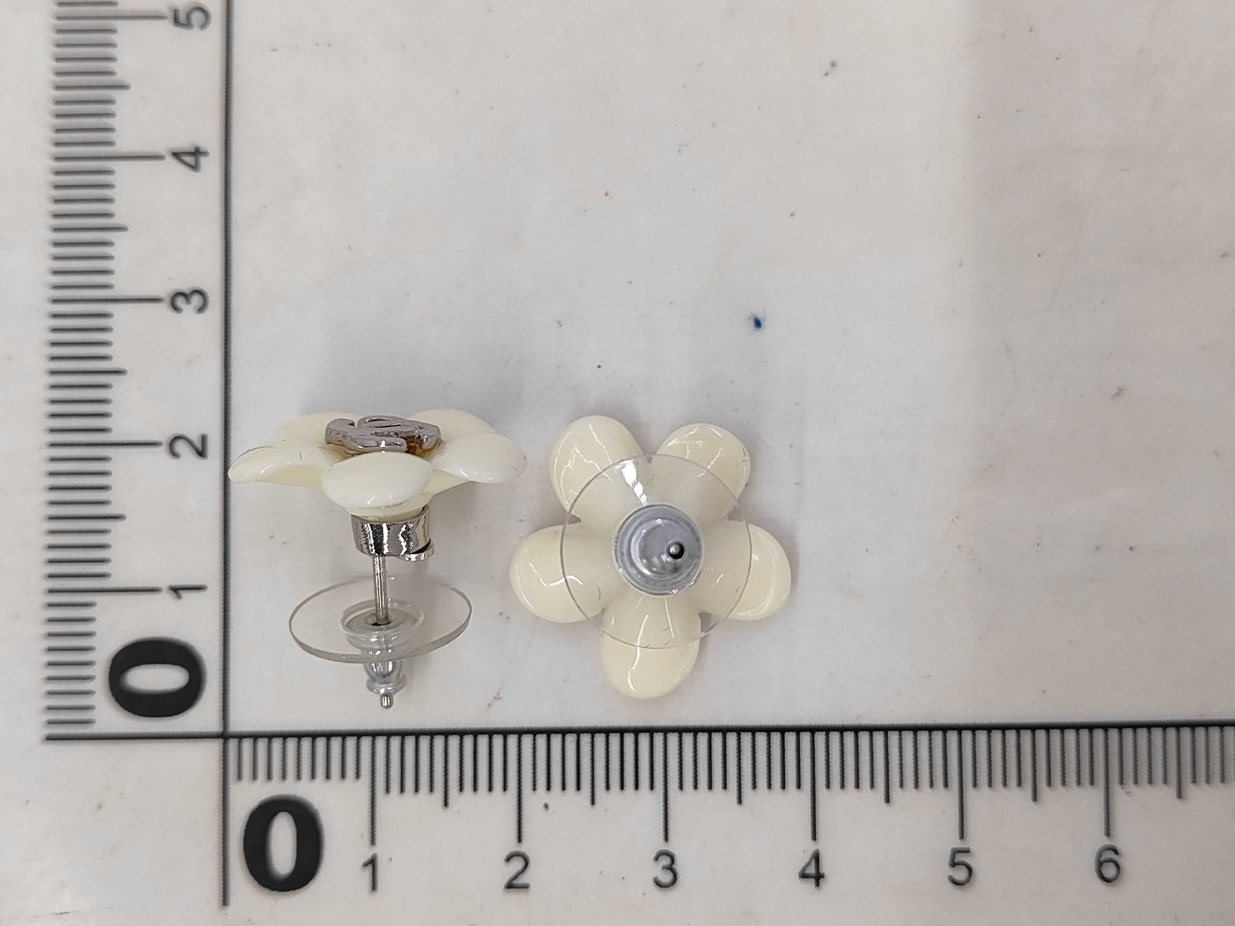 05P Coco Flower Motif Earrings White Earrings — view 5