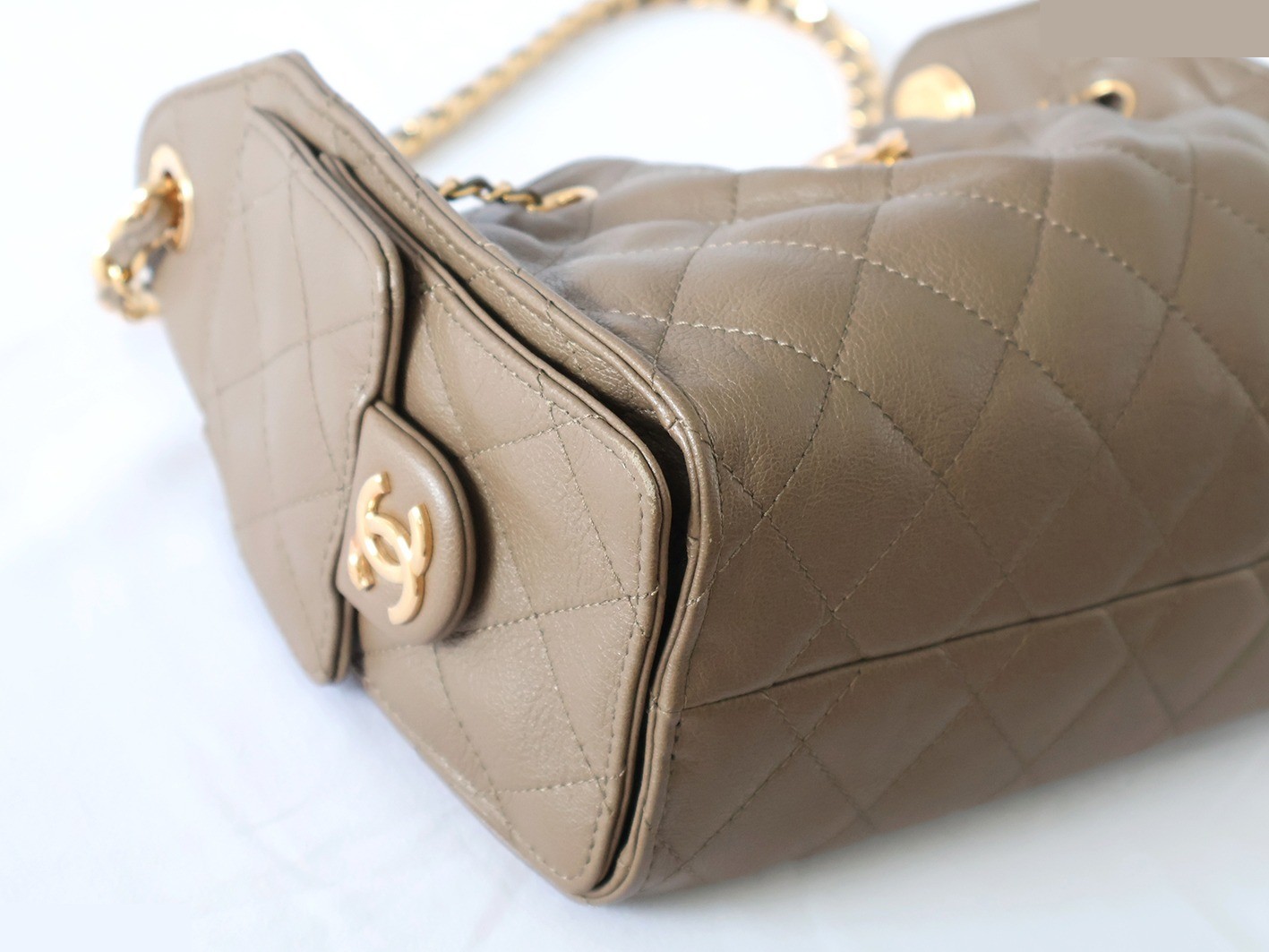 25 Leather Chain Shoulder Bag, Khaki — view 3