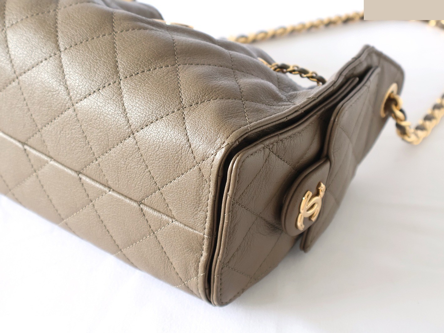 25 Leather Chain Shoulder Bag, Khaki — view 4