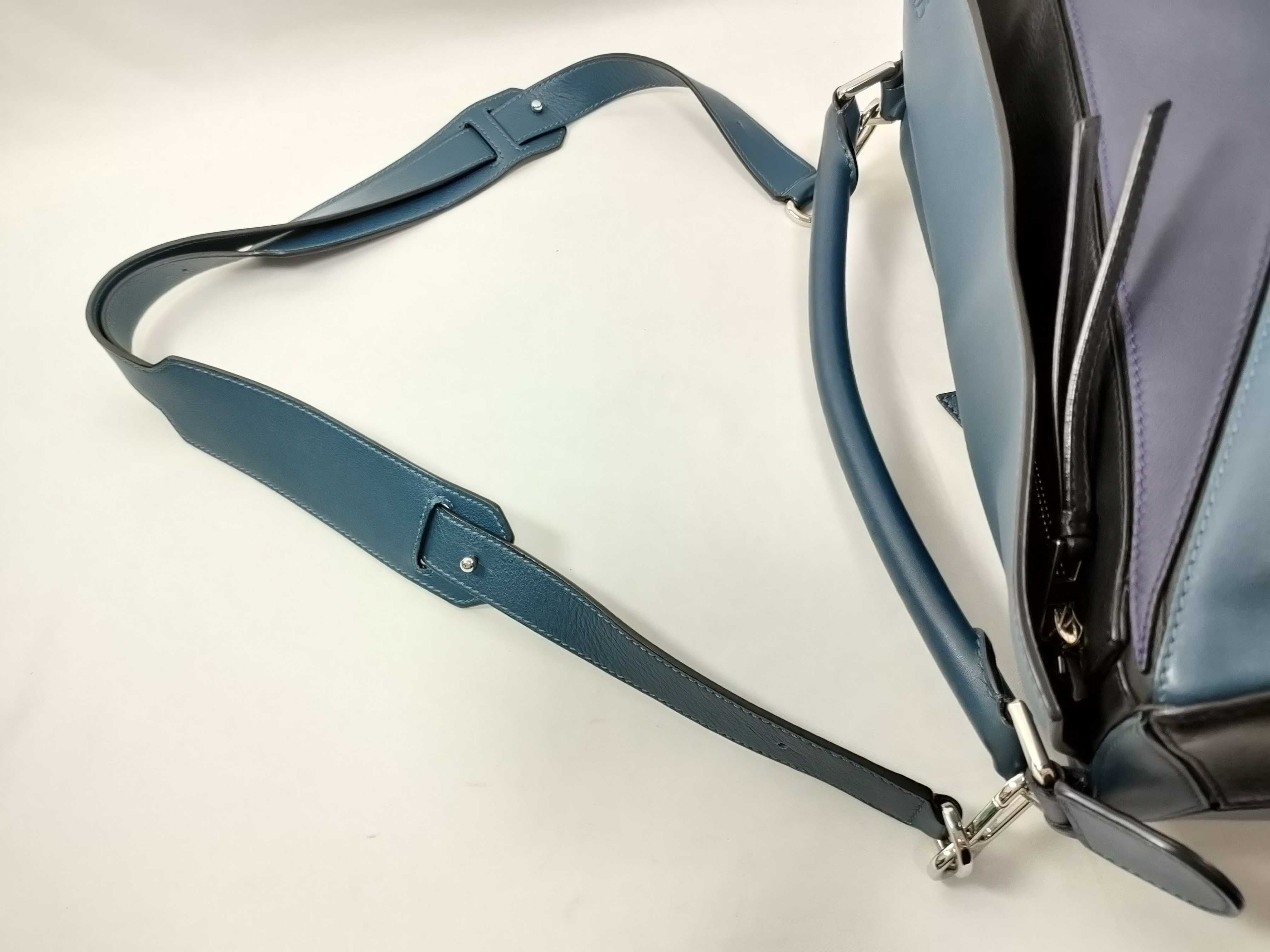 Puzzle Medium Leather 2-Way Handbag Navy Black ST Handbag — view 5