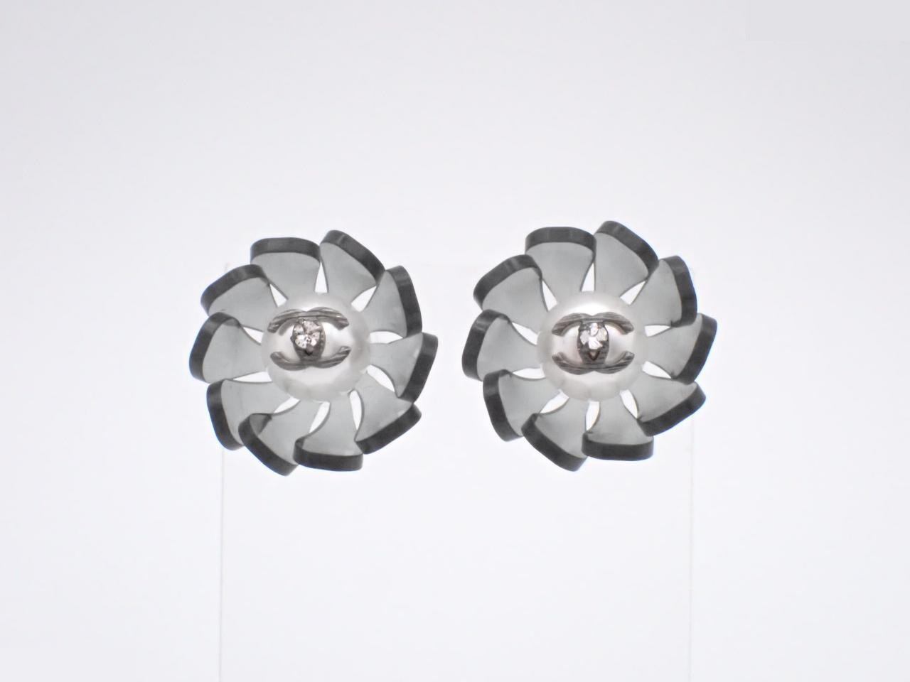 Flower motif, Coco Mark, accent rhinestone earrings, A18K gold.