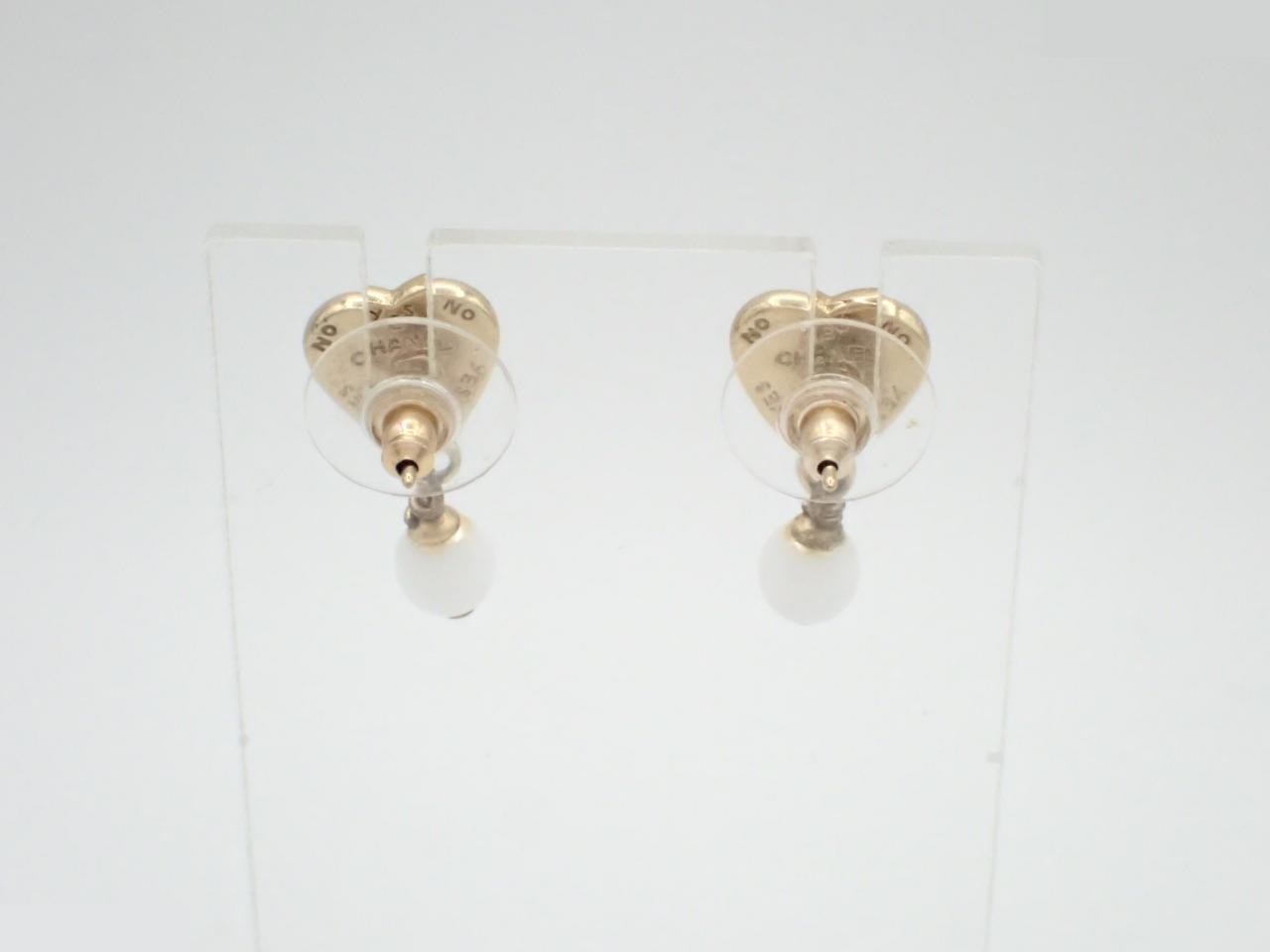 Coco Mark Heart Pearl Swing Earrings — view 2