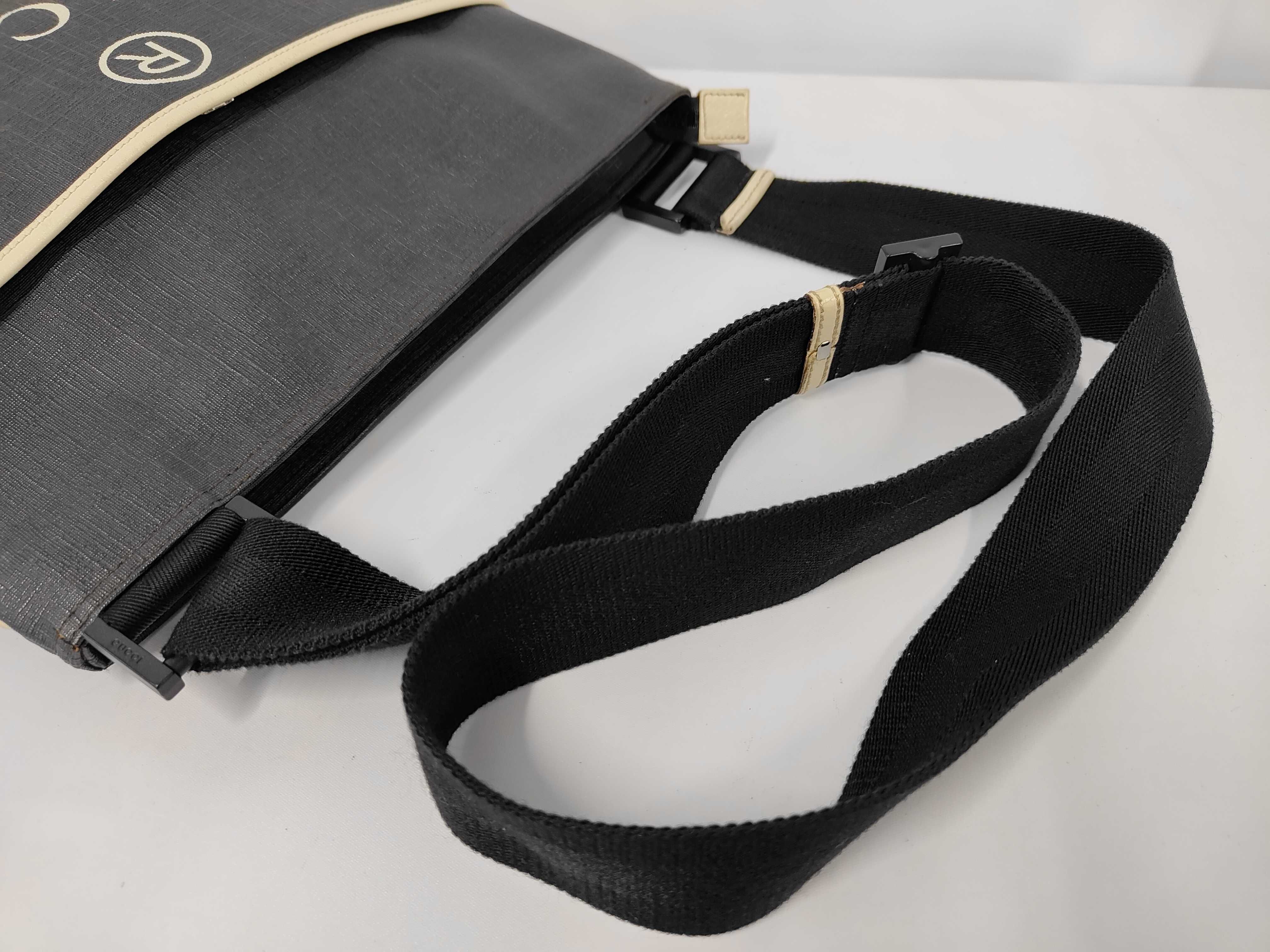 GG Supreme Shoulder Bag — view 3