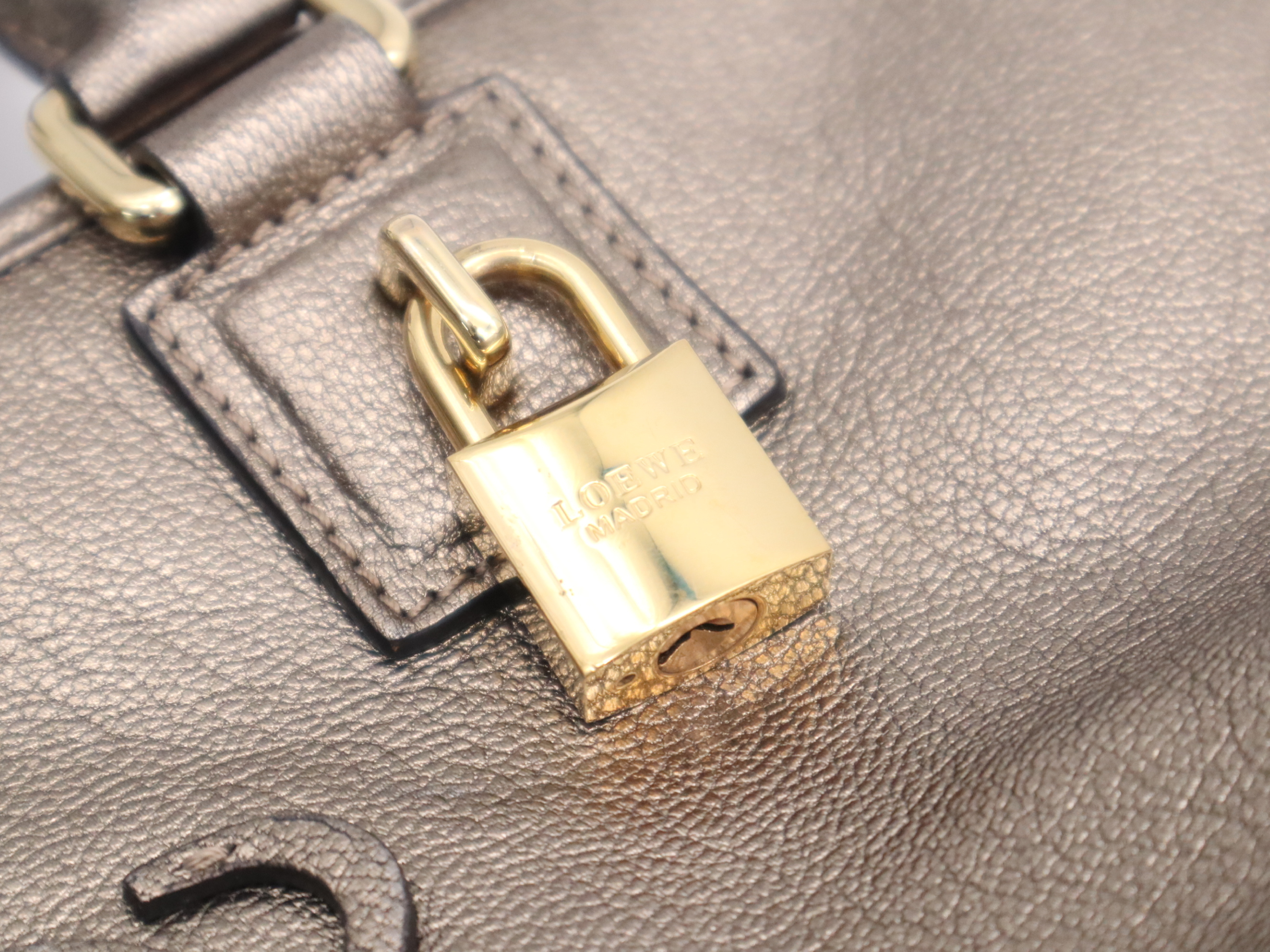 Leather Amazona 28 Handbag with Padlock, 2 Keys, and Clochette (Gold) — view 15