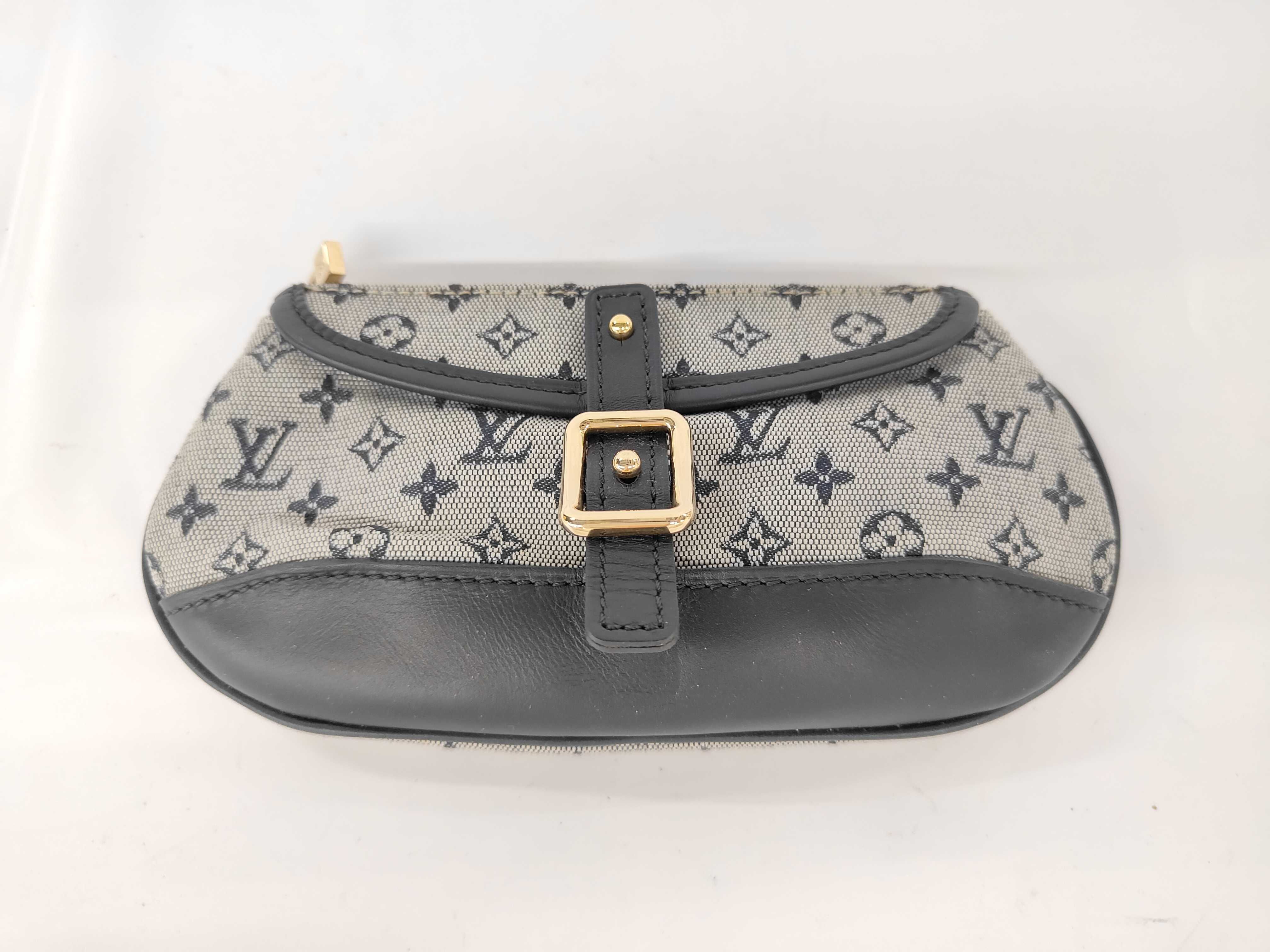 M92695 Pouch
