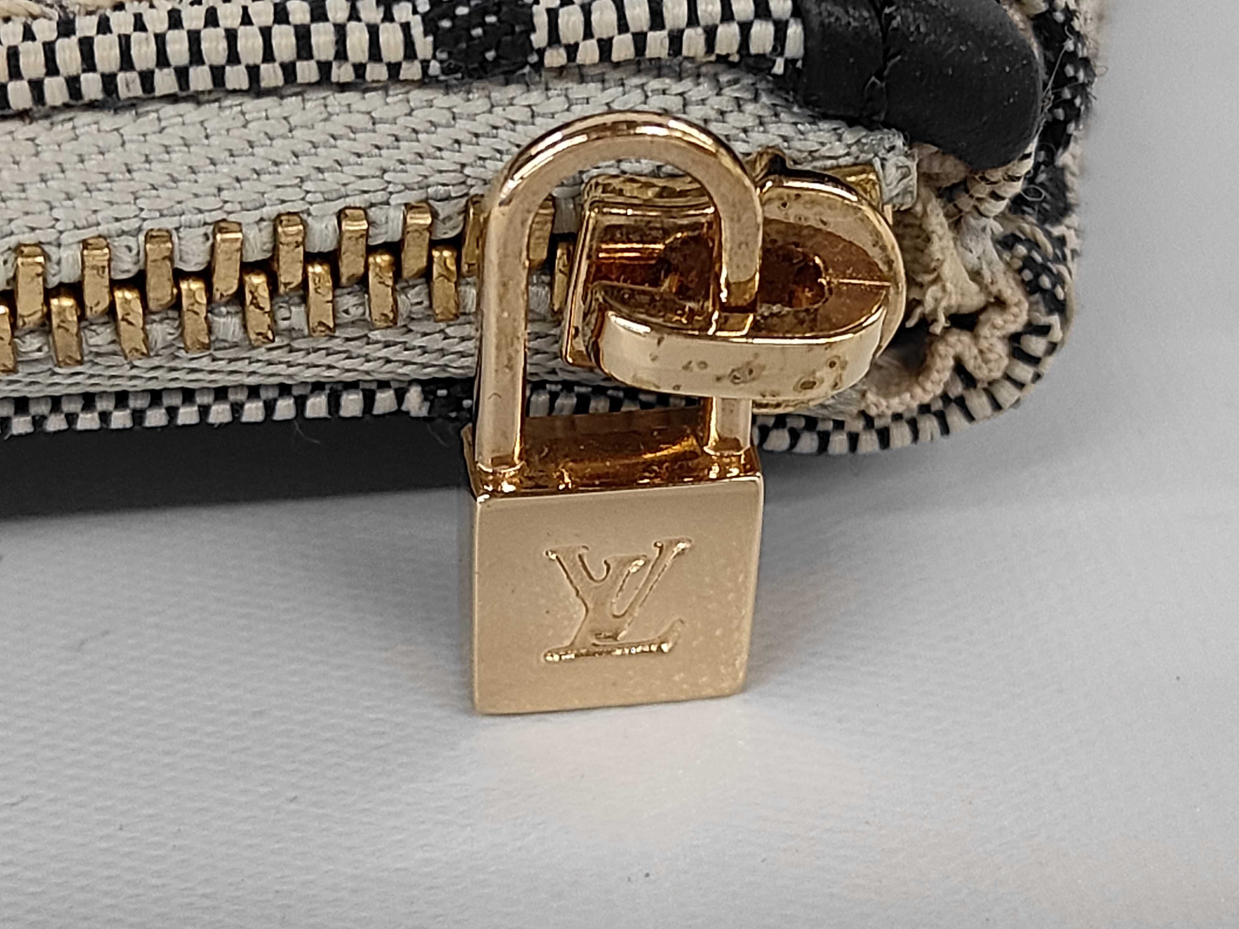 M92695 Pouch — view 7