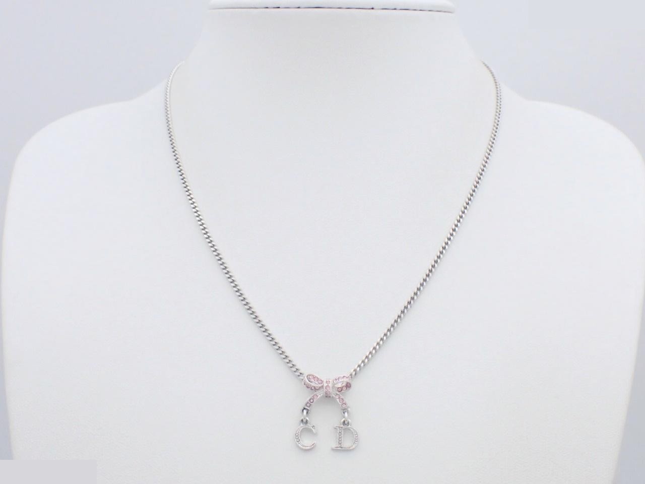 Ribbon-shaped precious metal necklace/pendant, chain approximately 40cm long. — view 3