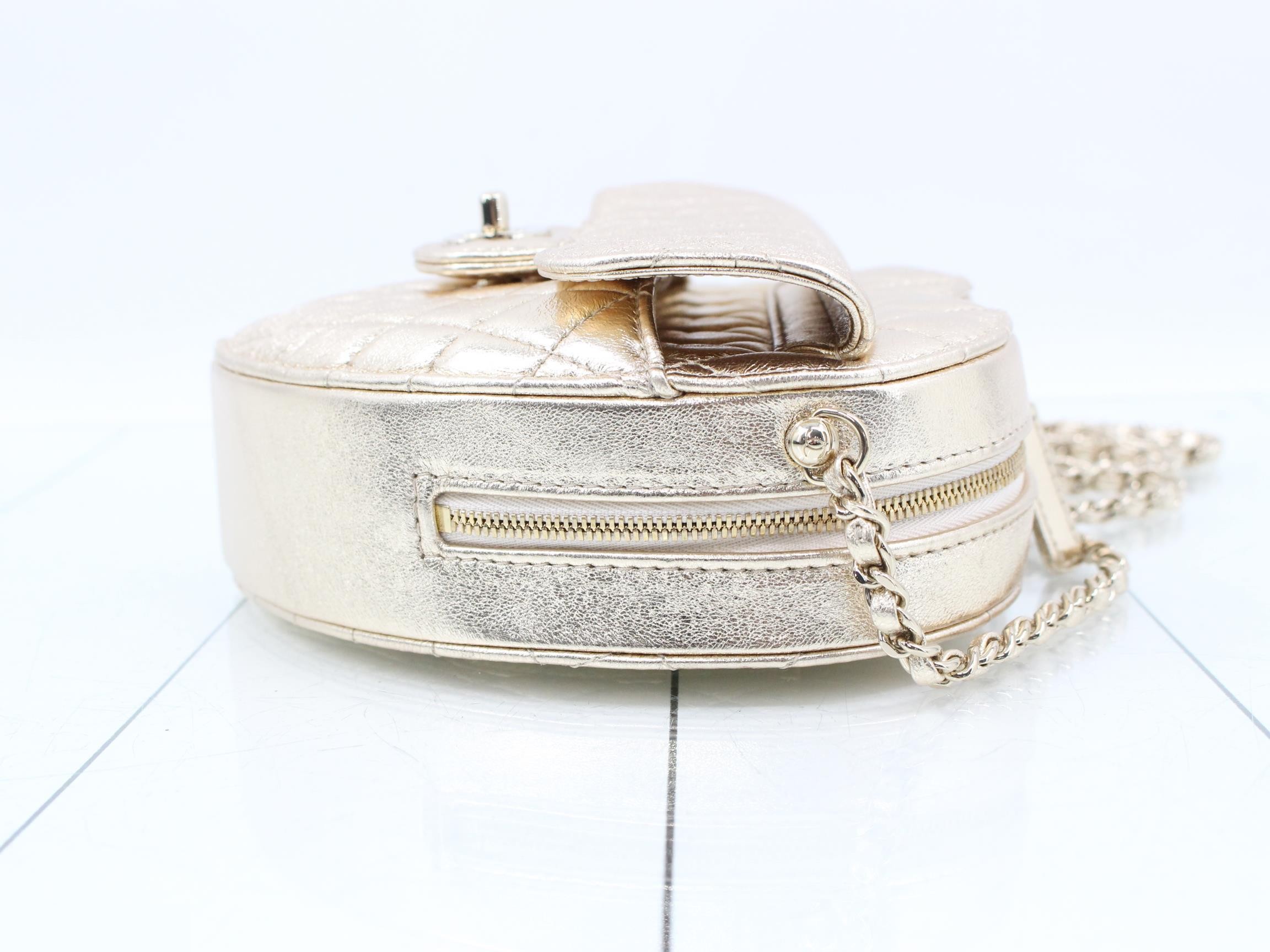 Lambskin heart chain shoulder bag — view 3