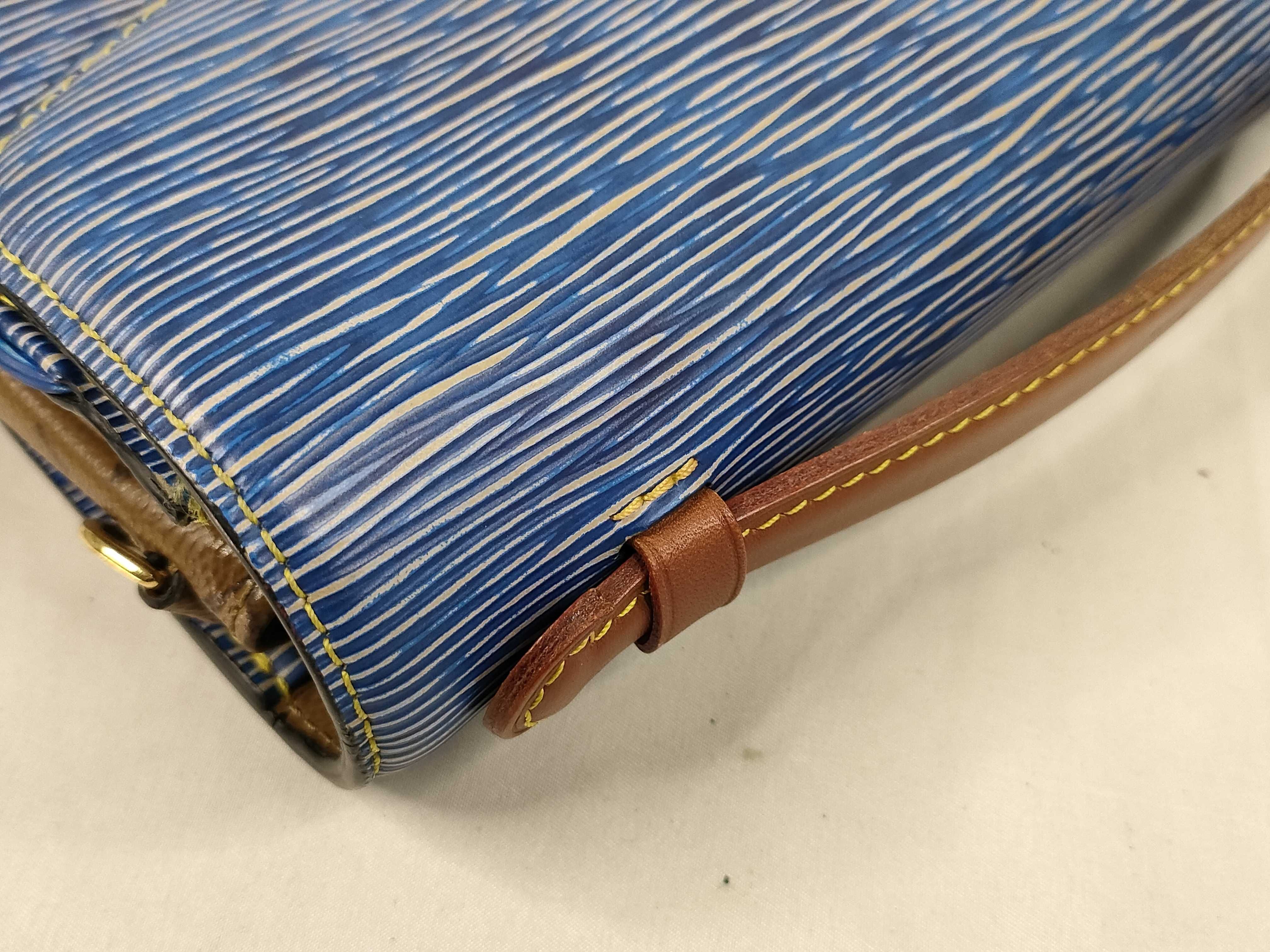 Epi Shoulder Bag Handbag — view 5