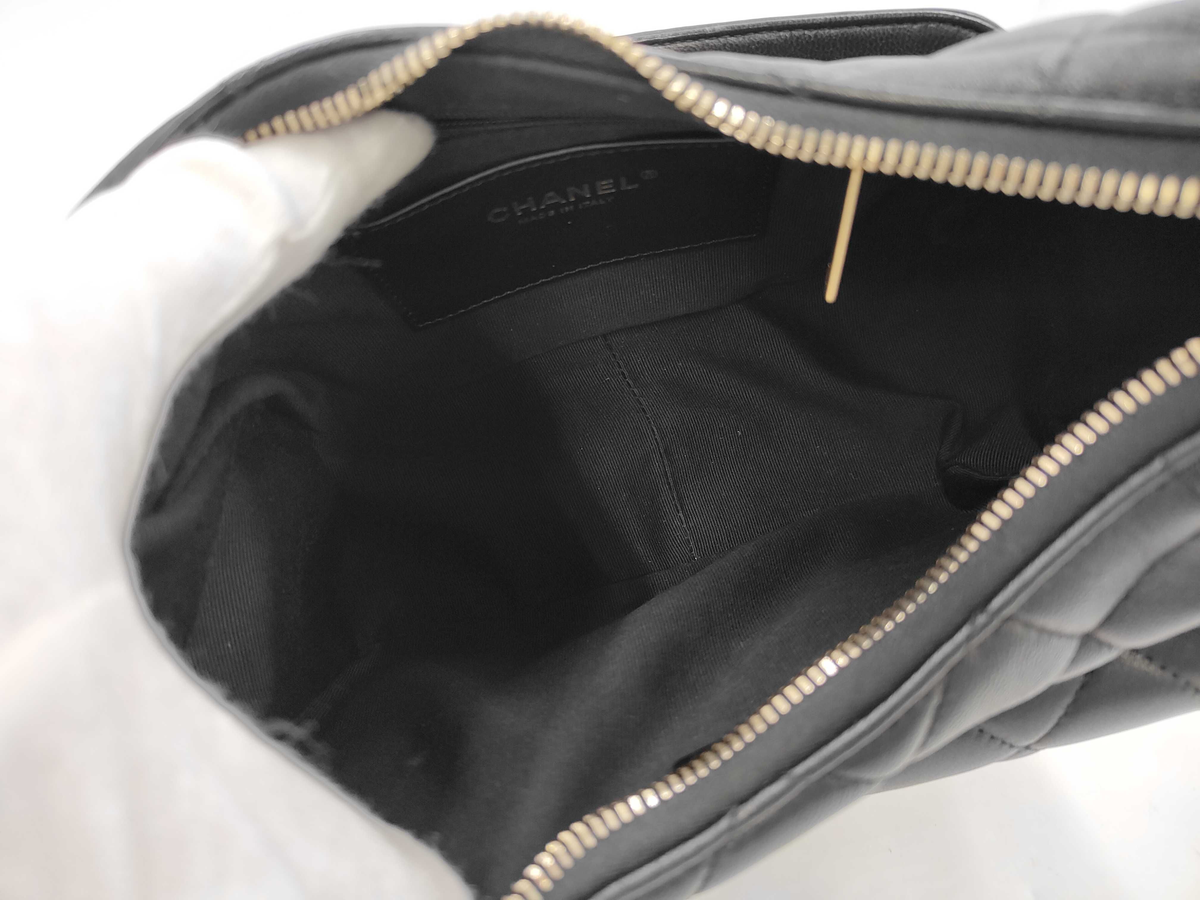 Hobo Multi-Pocket Current Model Gold Hardware Chain One-Shoulder Bag with Serial Number Plate Black — view 10