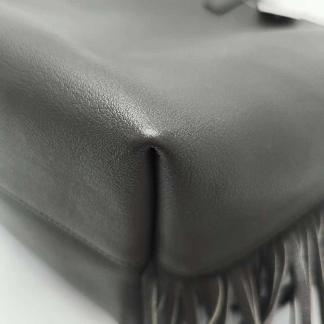 【*Shipped from: China*】Yves Saint Laurent Leather Handbag — view 5