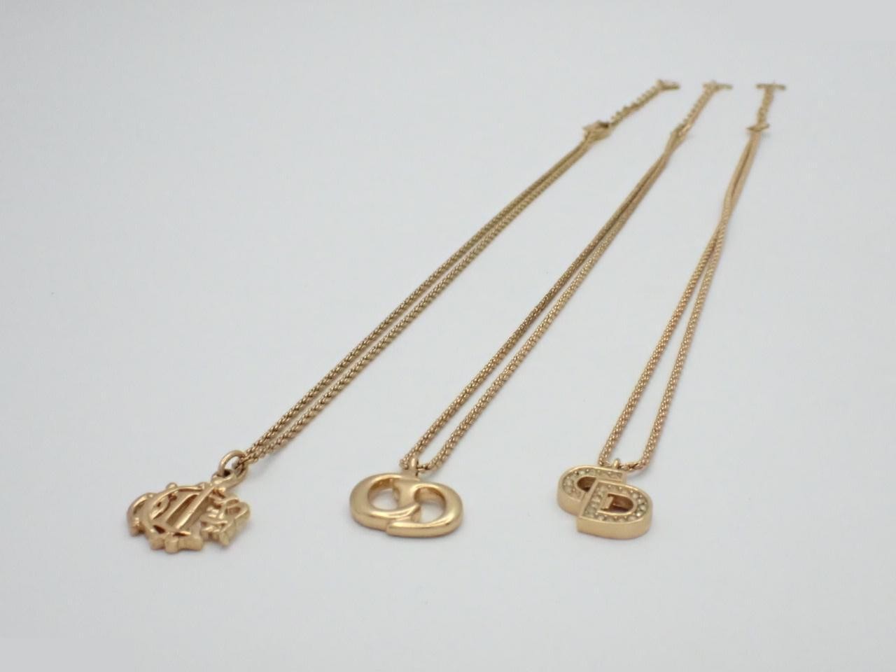 Four necklaces, one pendant. — view 2