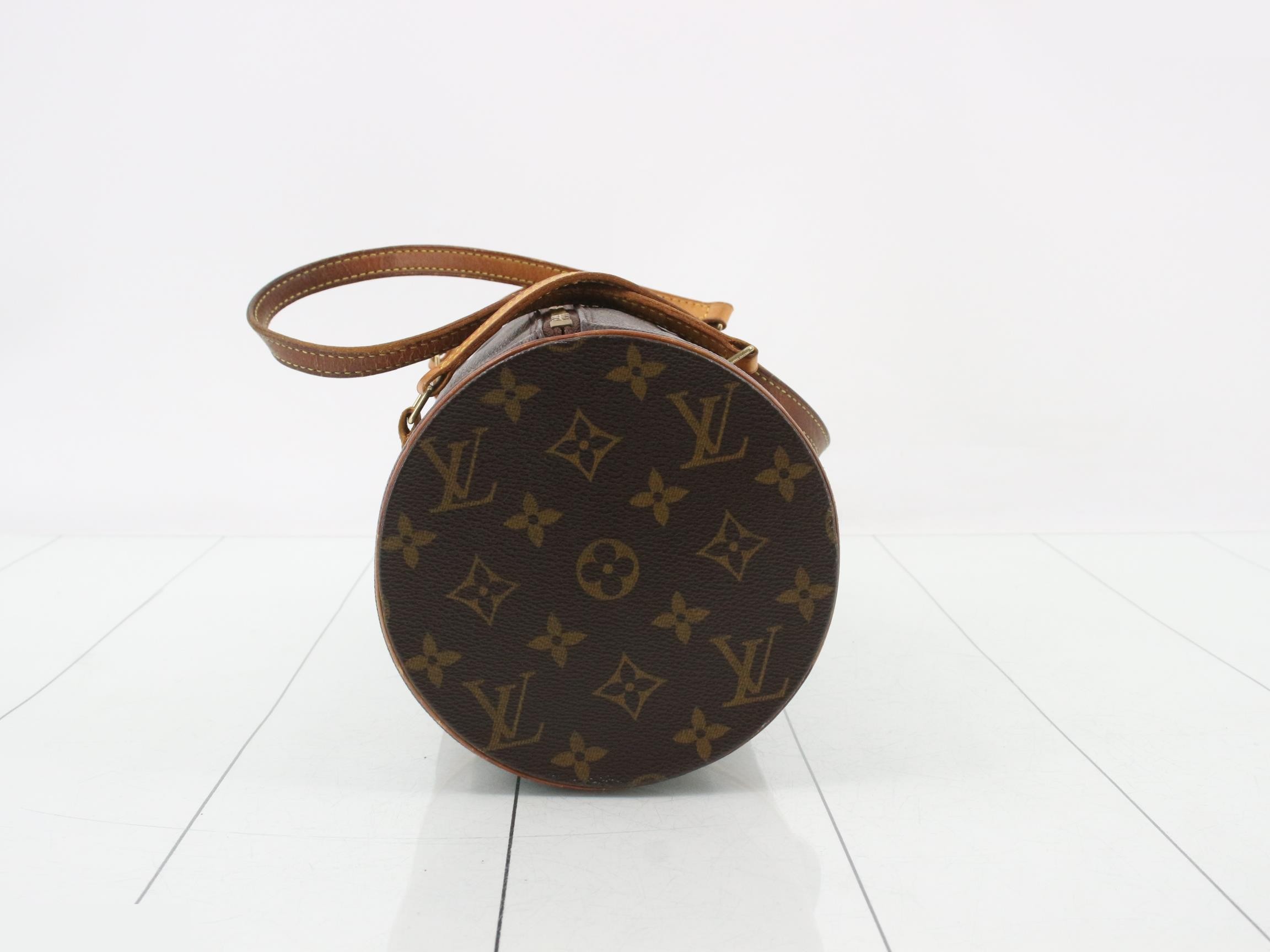 Papillon with pouch — view 3