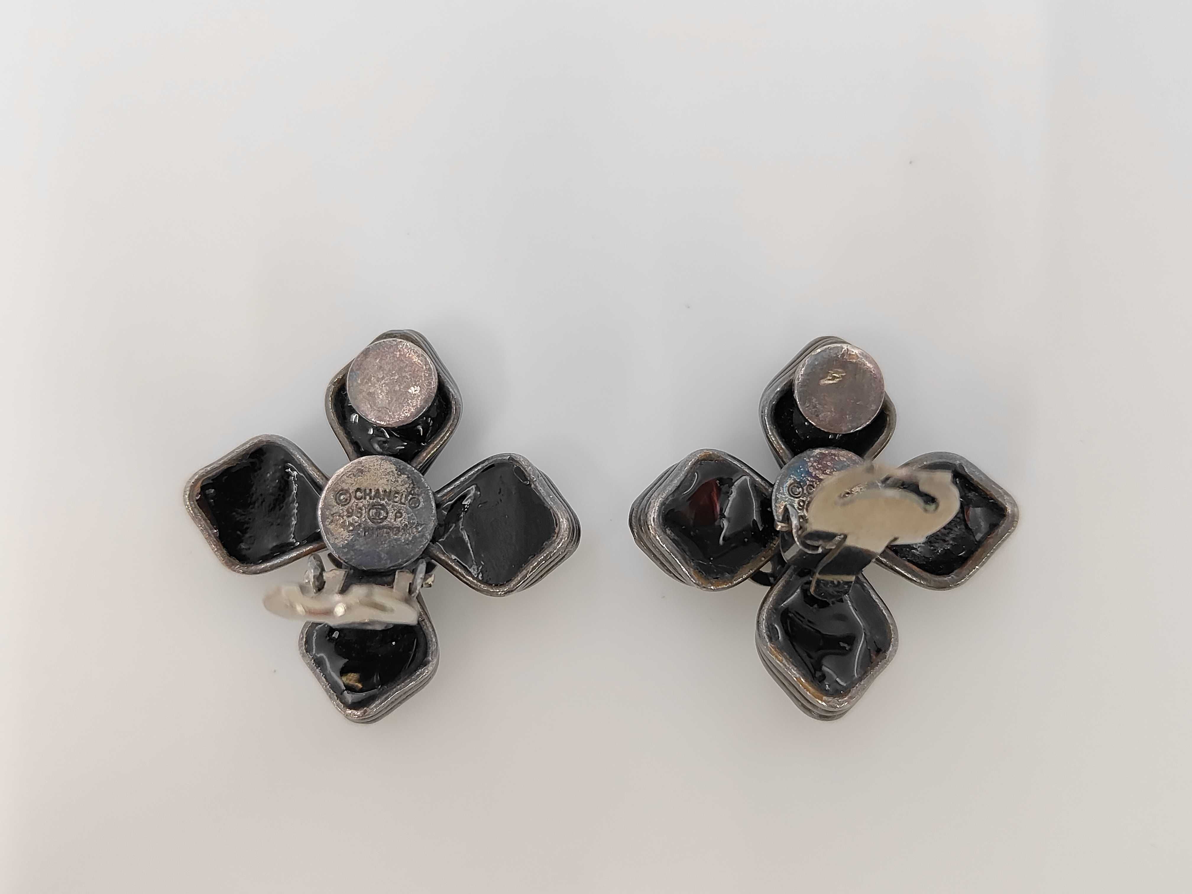 Black Silver Metal Earrings (with embellishments) 96P Flower Earrings — view 3