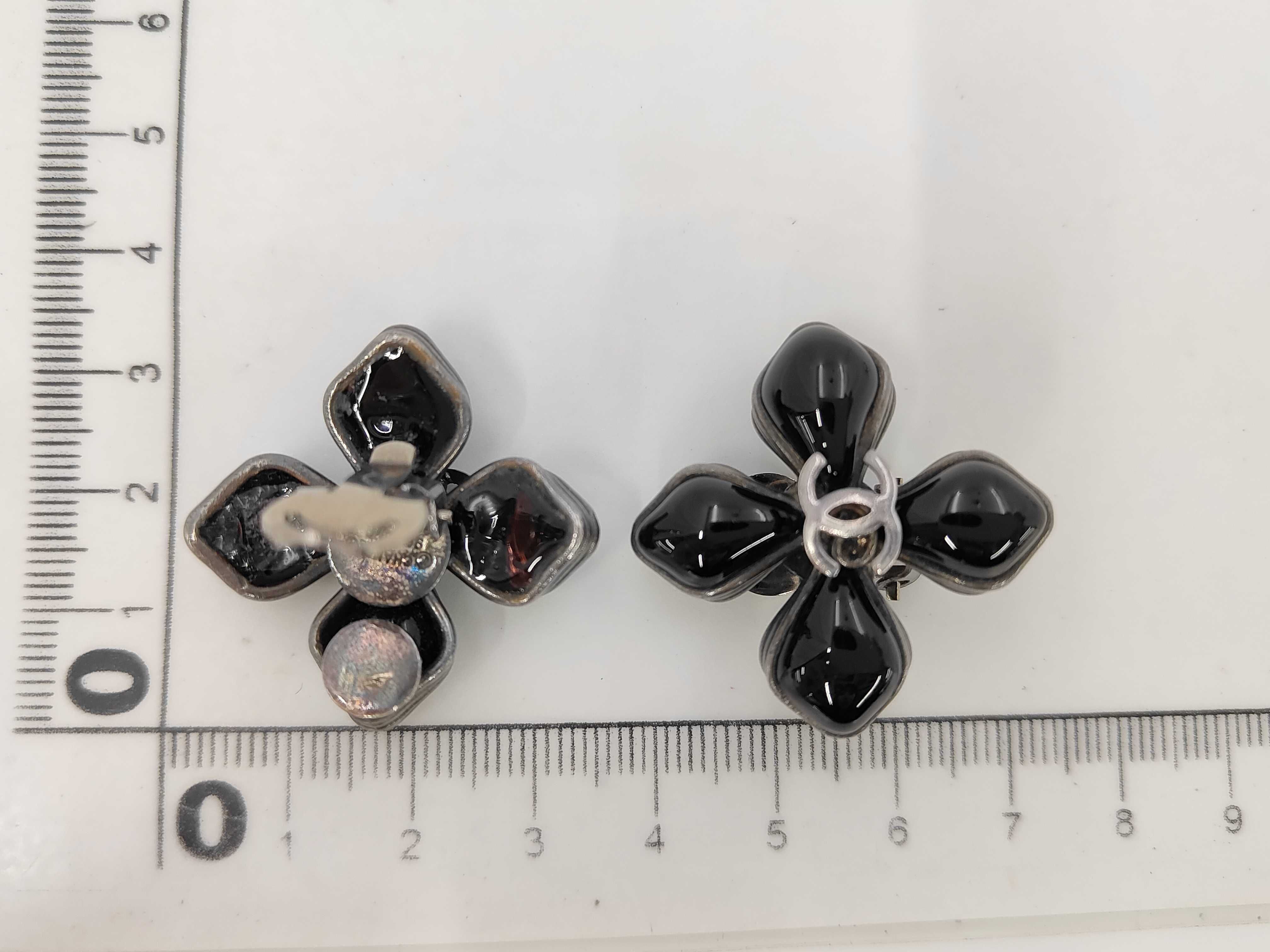 Black Silver Metal Earrings (with embellishments) 96P Flower Earrings — view 5
