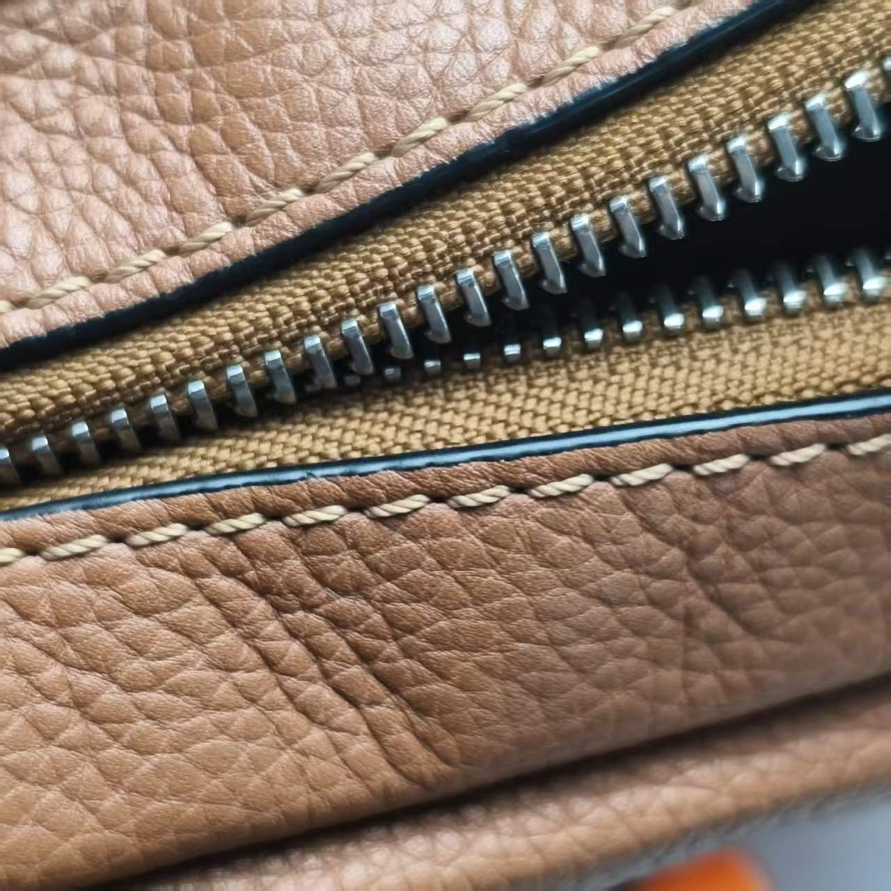 【*Shipped from China*】LOEWE Military Messenger Leather Shoulder Bag — view 14