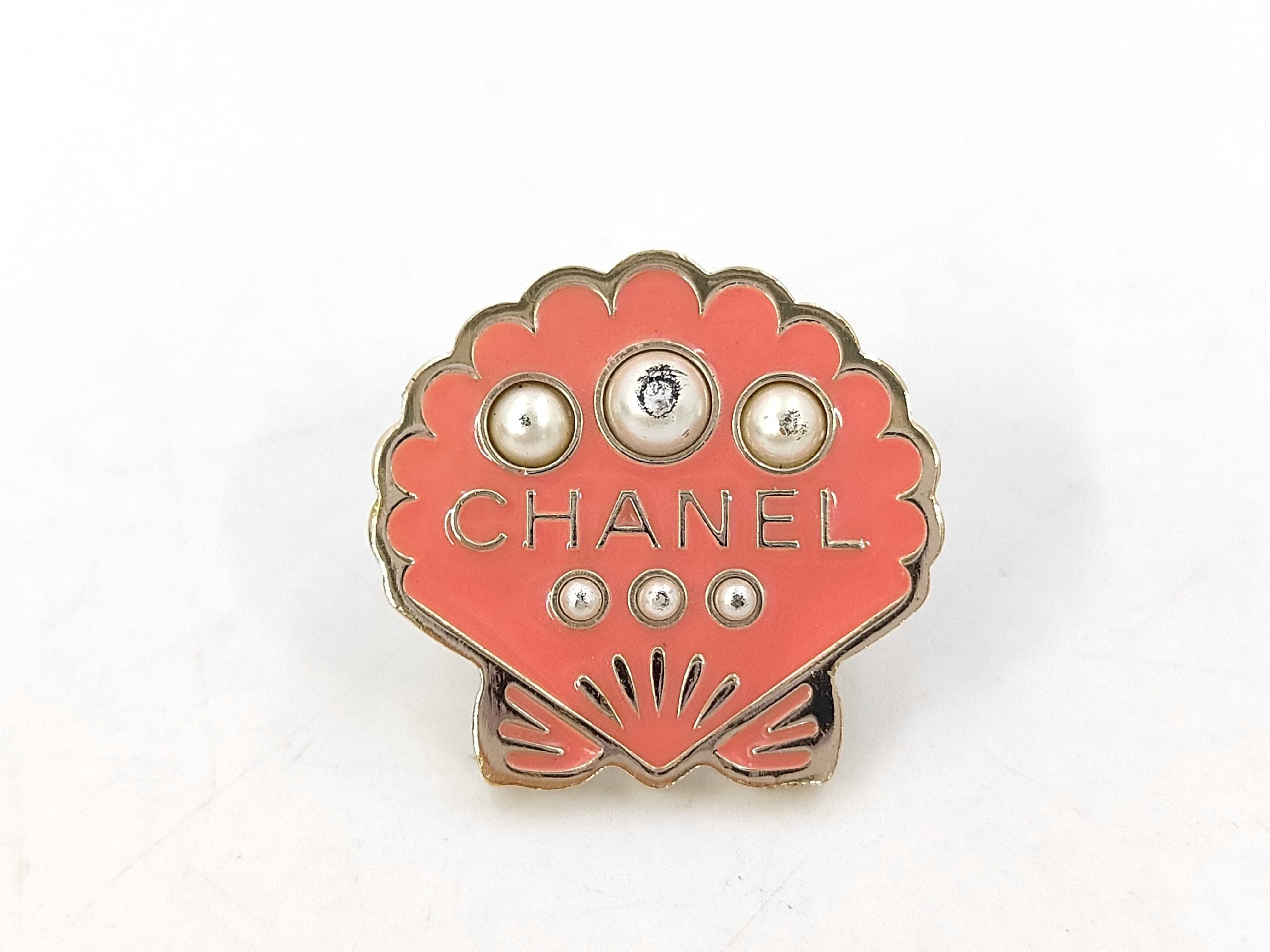 B17C pin brooch