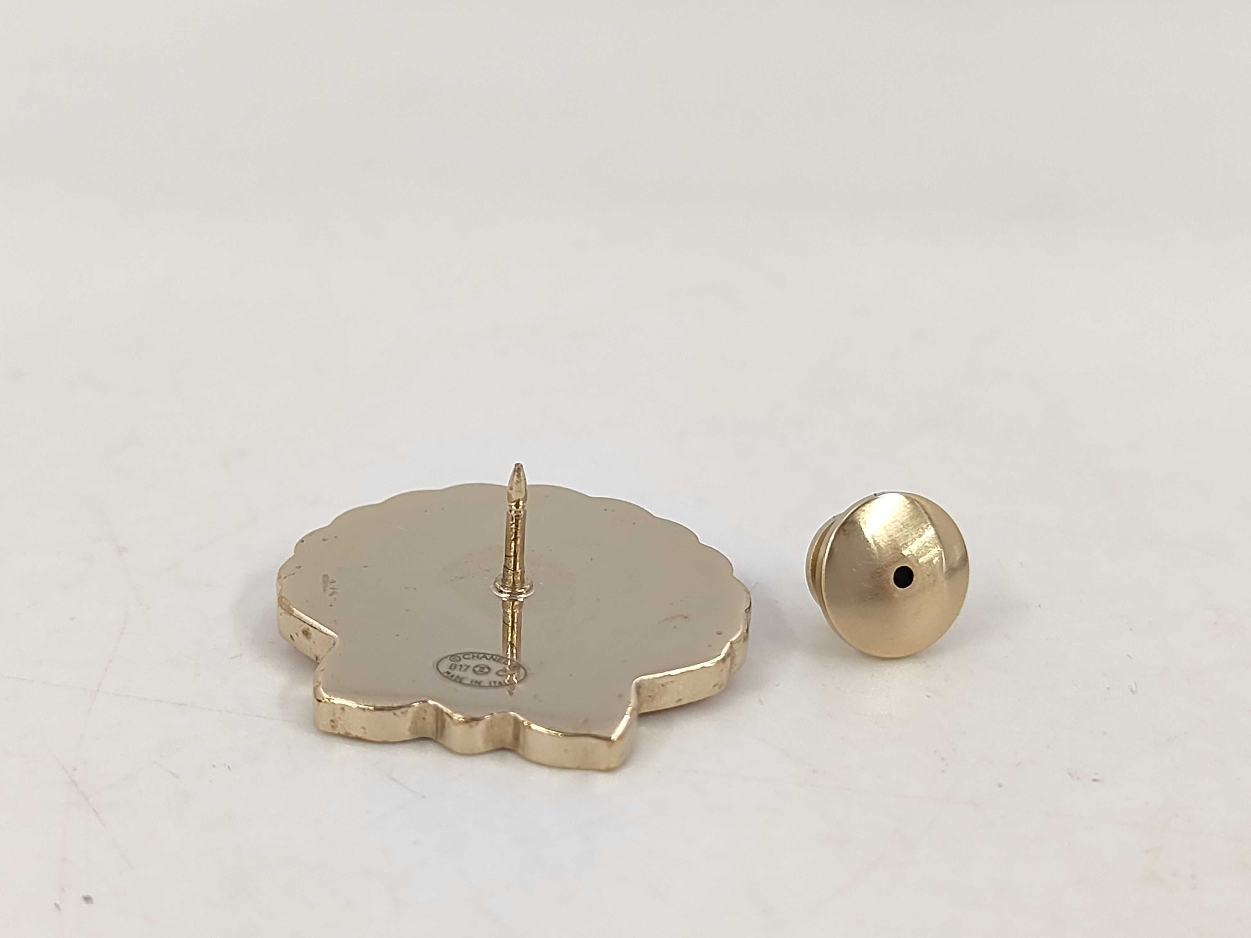 B17C pin brooch — view 5