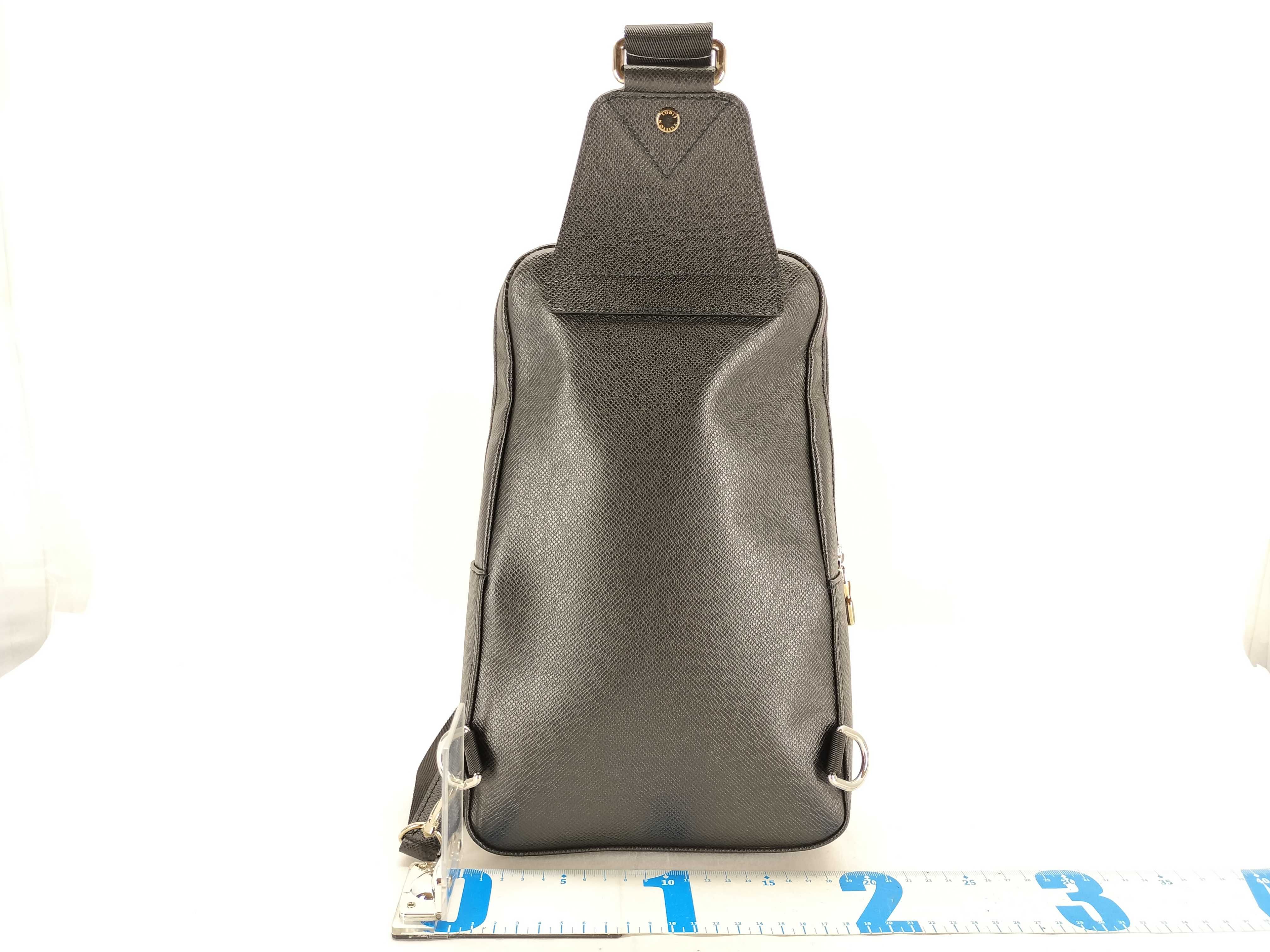 Taiga Avenue Sling Bag Taiga Shoulder Bag M30443 Shoulder Bag — view 2
