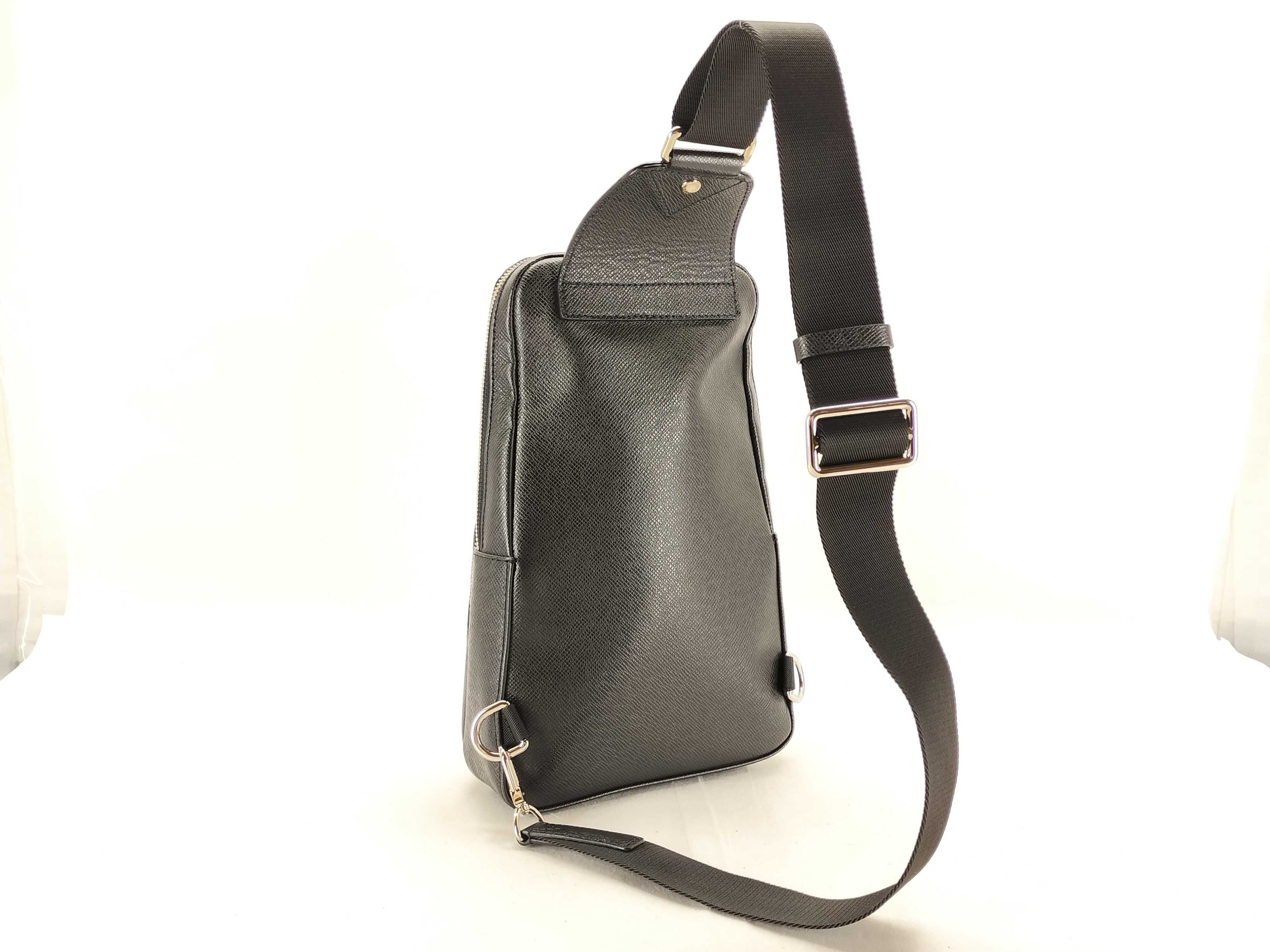 Taiga Avenue Sling Bag Taiga Shoulder Bag M30443 Shoulder Bag — view 3