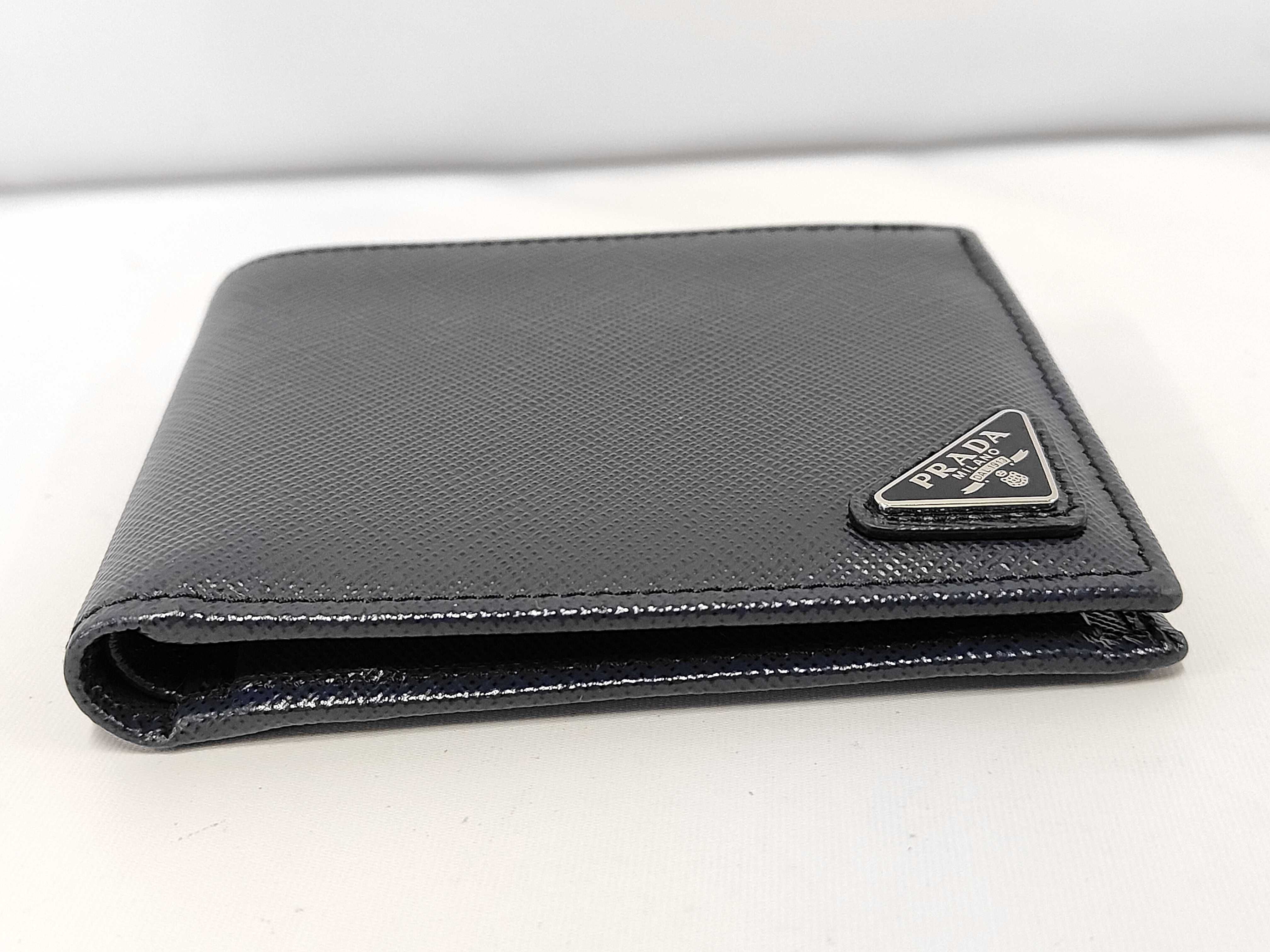 Saffiano Bi-fold Wallet 2MO738 Accessories: Box, Guarantee Card — view 3