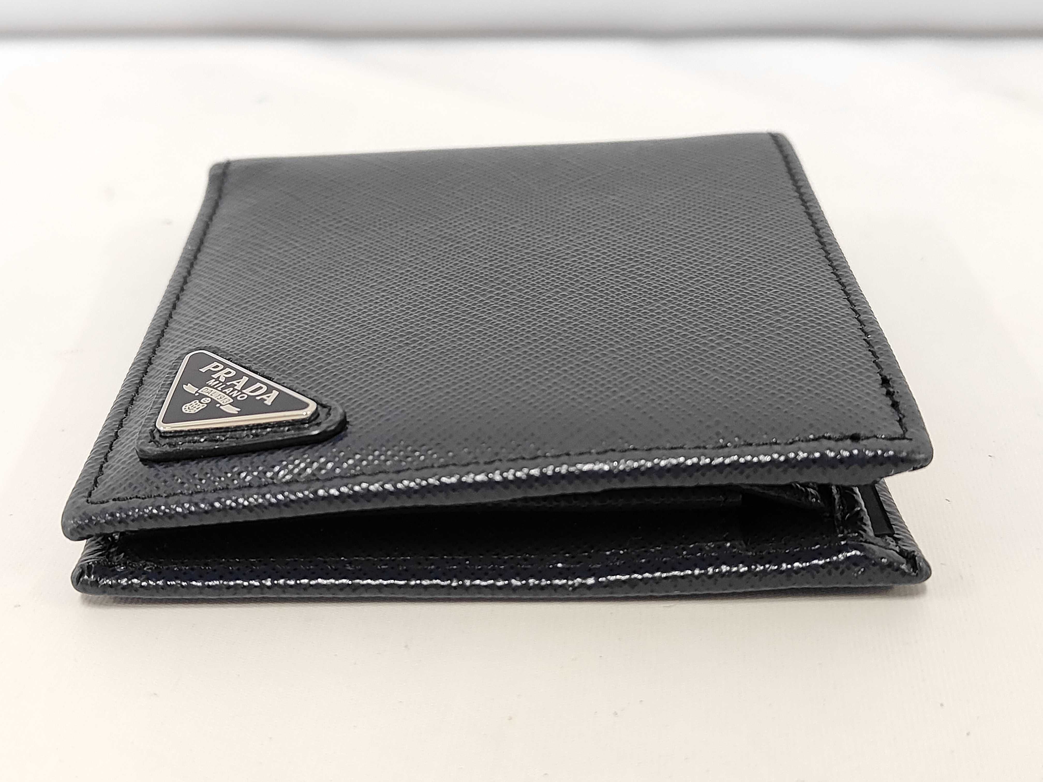 Saffiano Bi-fold Wallet 2MO738 Accessories: Box, Guarantee Card — view 5