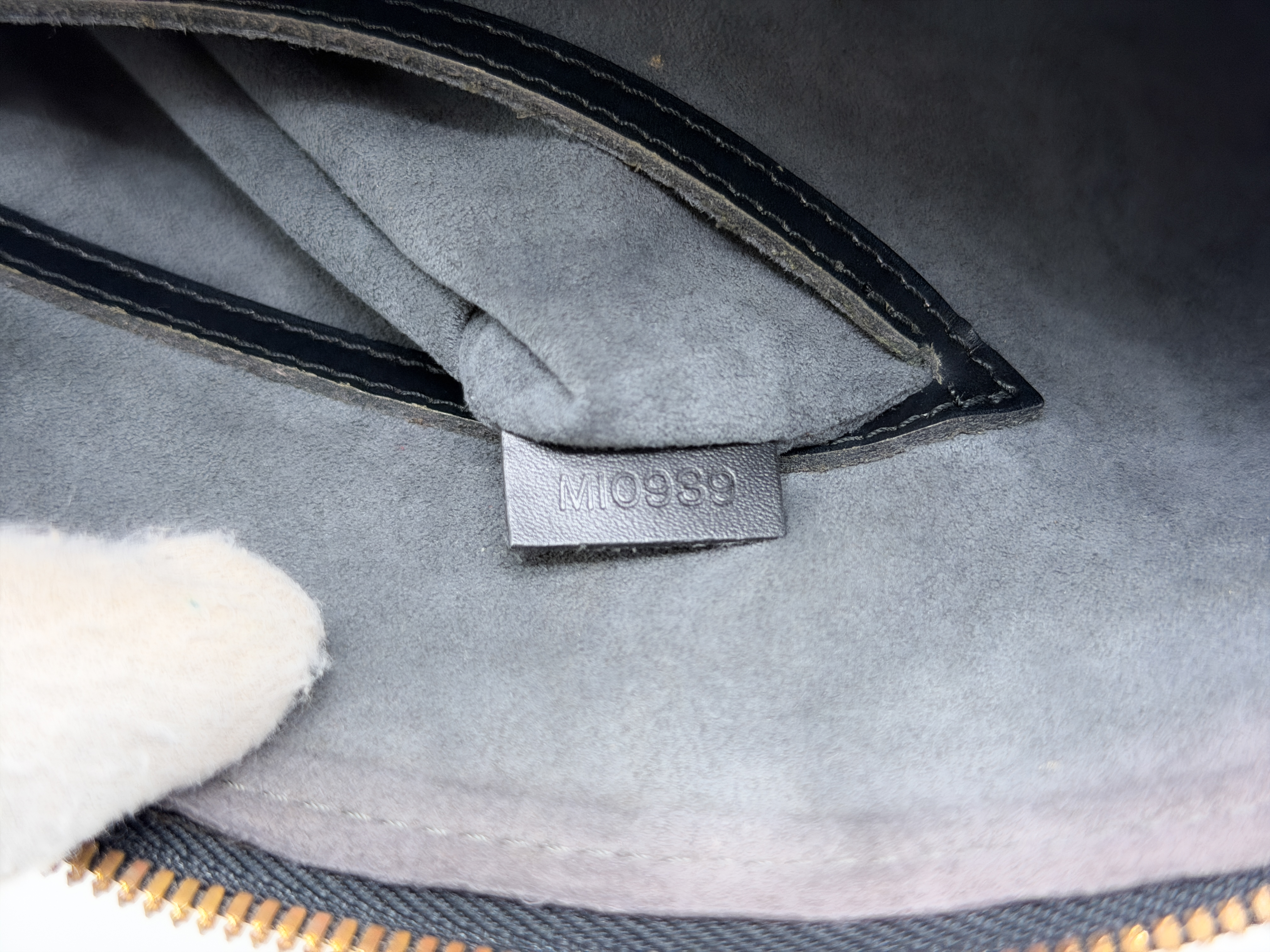 Epi M40302 Alma PM Noir MI0939 Handbag — view 14