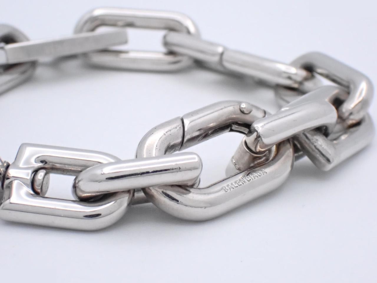 Other items: Precious metal bracelets and bangles (metal), wrist circumference approximately 19 cm. — view 3
