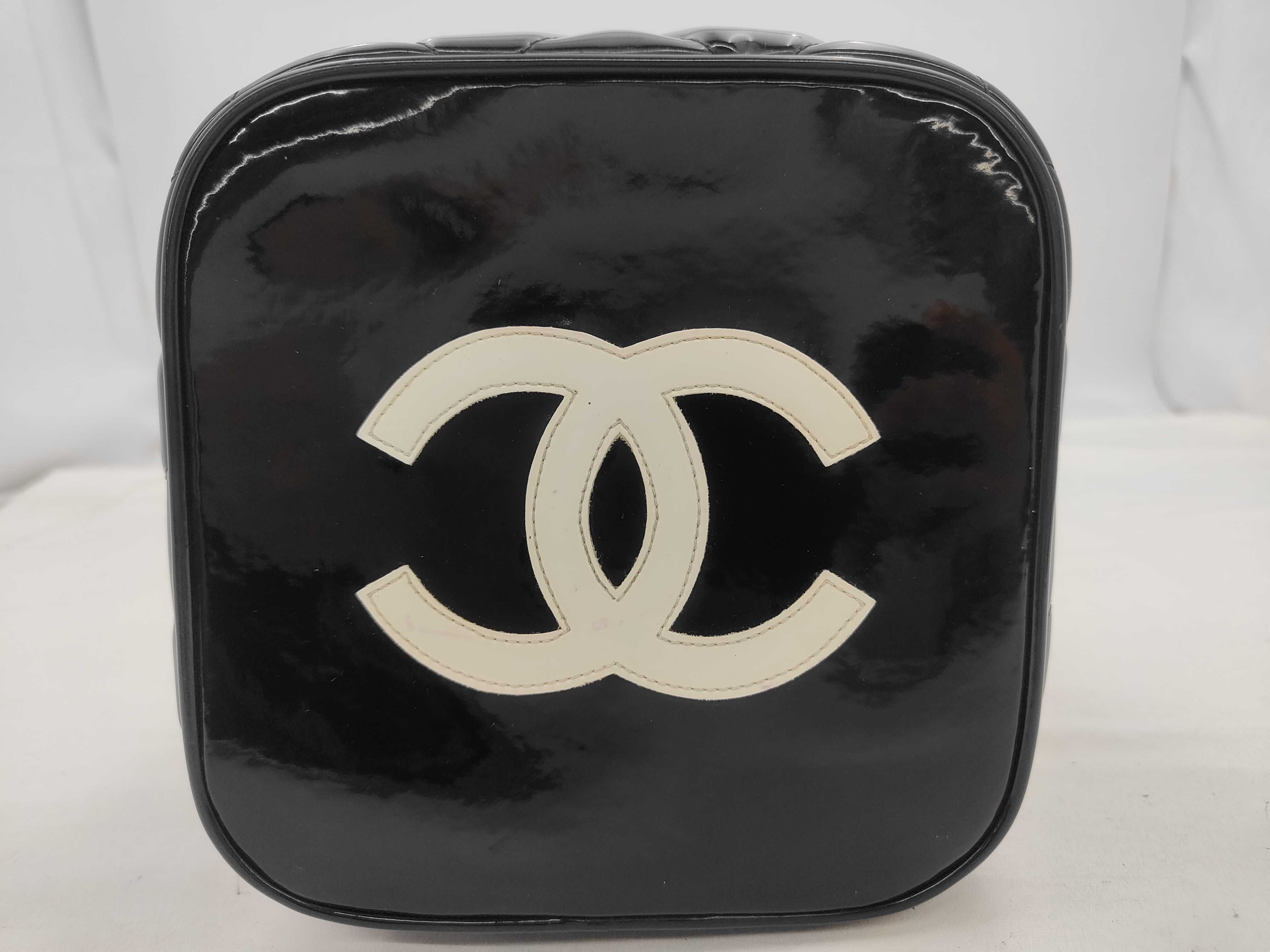 Heart Mirror Patent Vanity Bag — view 5