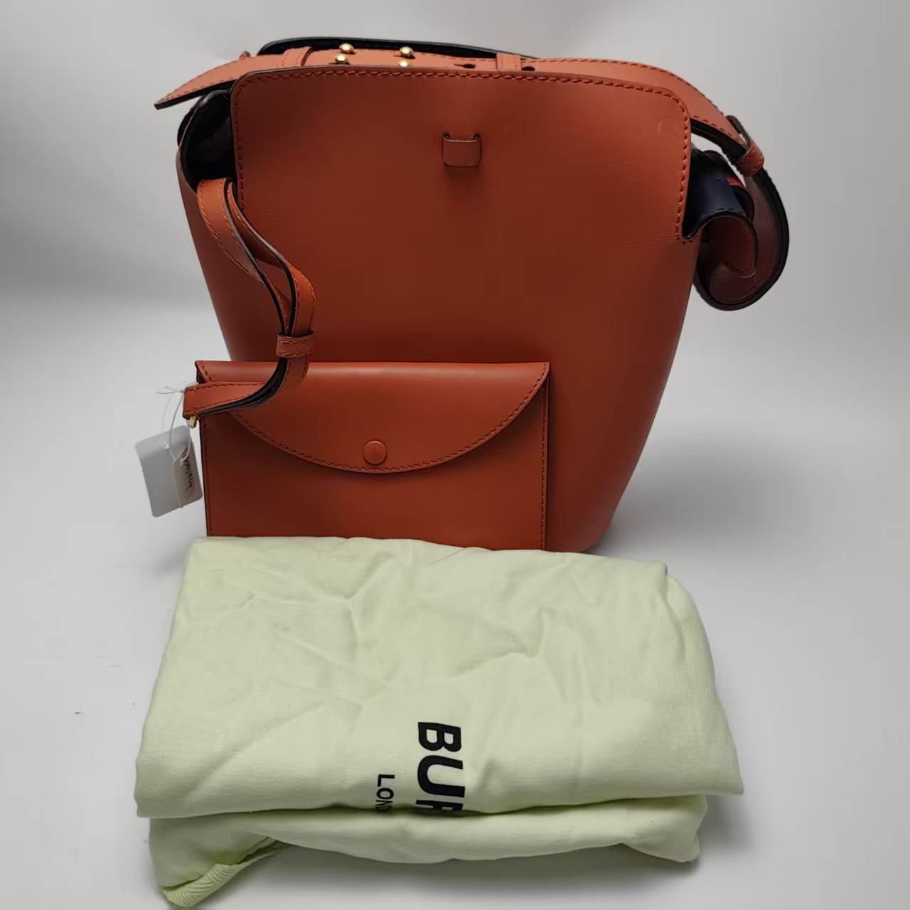 【*Shipped from: China*】BURBERRY Bucket Leather Shoulder Bag — view 2