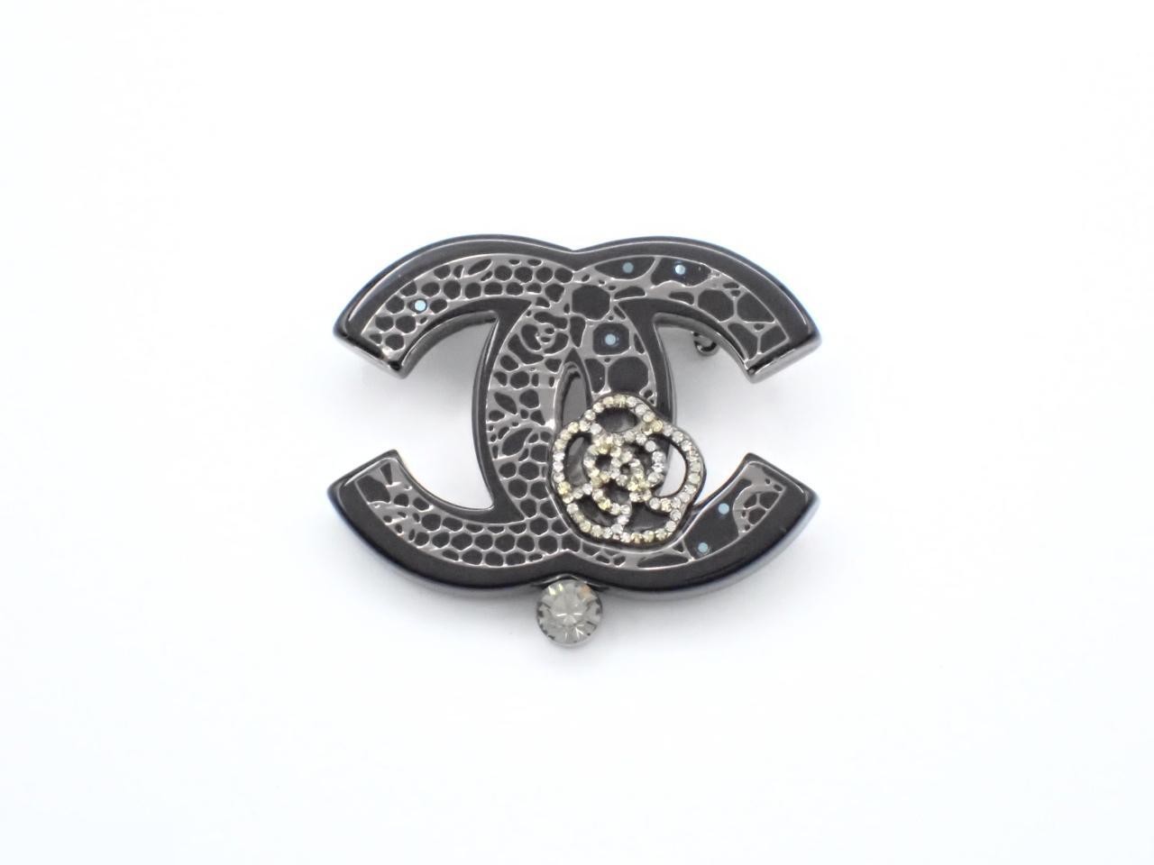 Camellia (precious metal) brooch, rhinestone, python, black