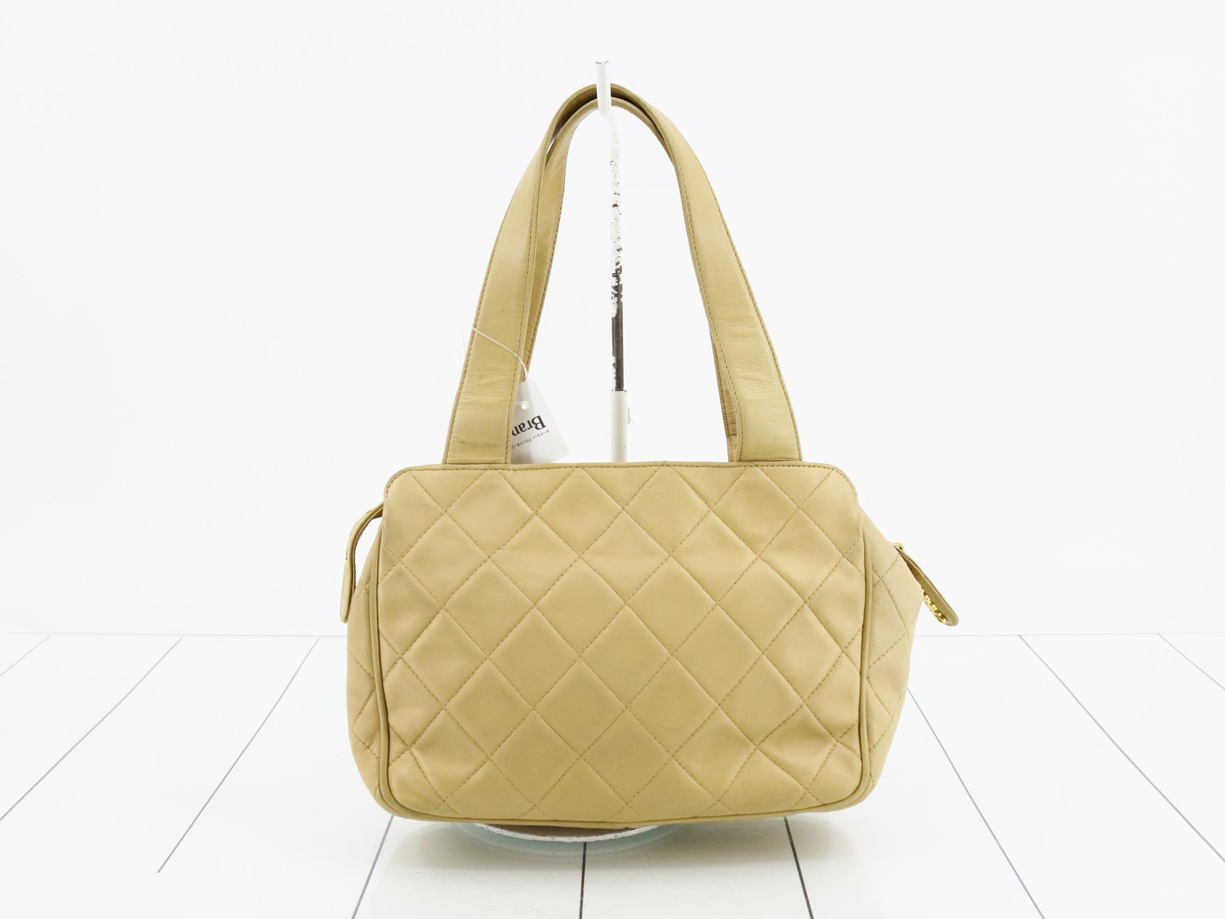 Matelassé 23 handbag, beige lambskin, gold hardware. — view 2