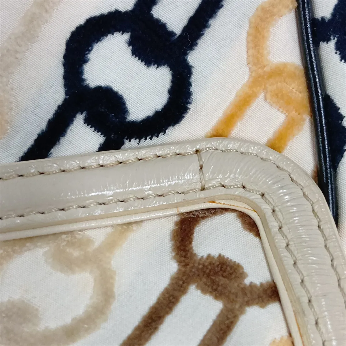 Monogram Charm Pochette Lover M95194 BA0046 Beige x Black — view 11