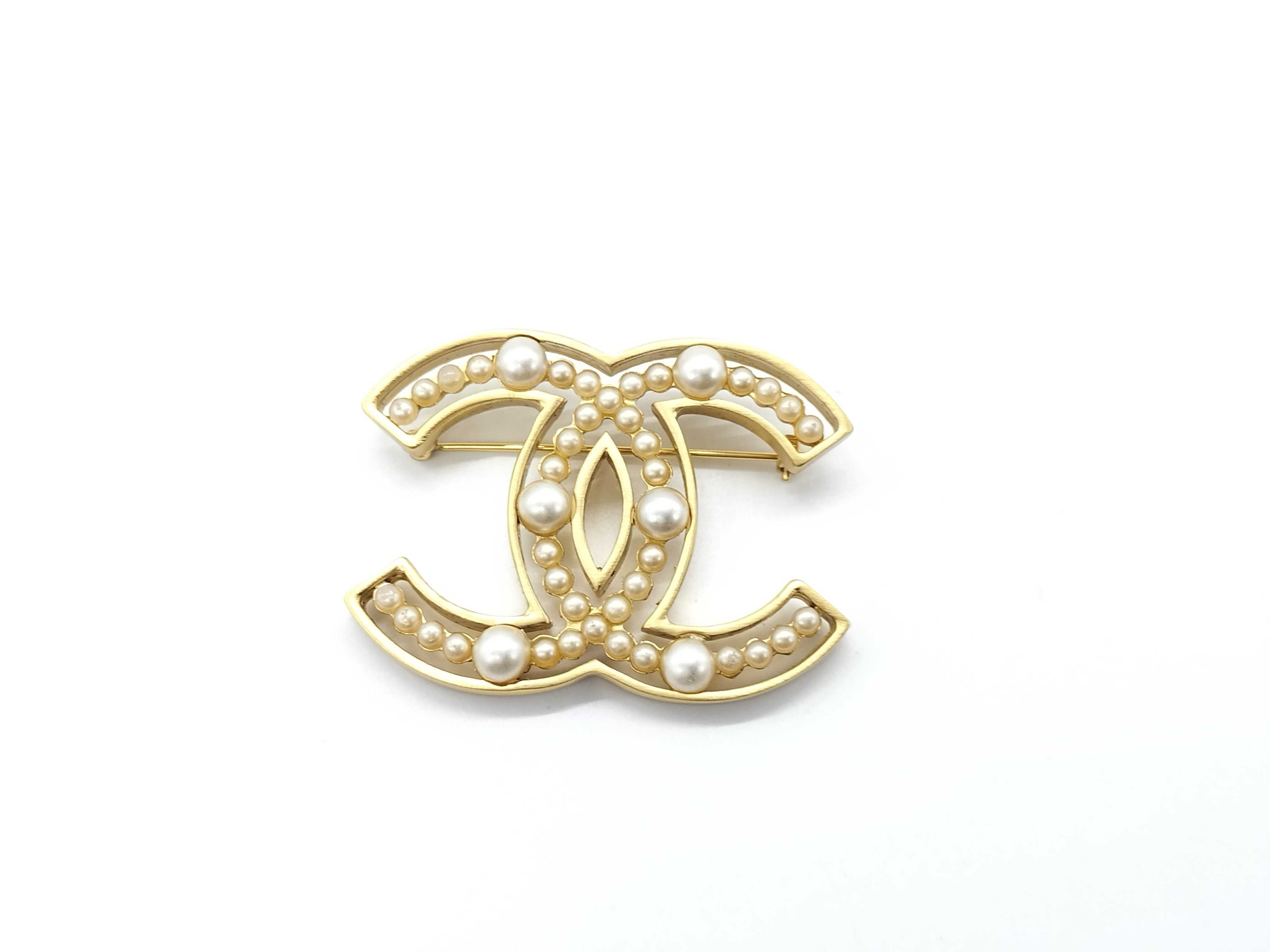 02A Coco Mark Faux Pearl Brooch (Large)