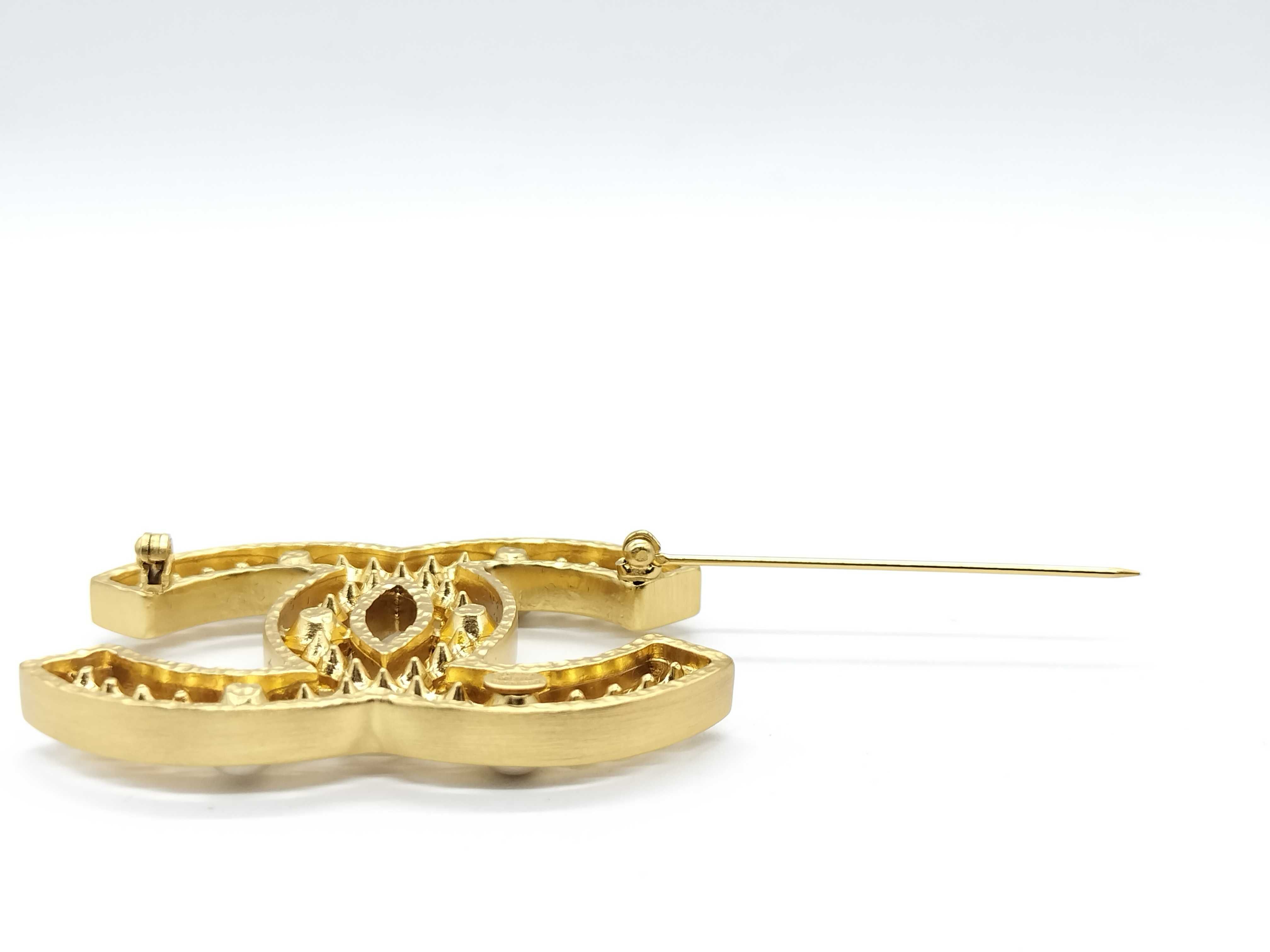 02A Coco Mark Faux Pearl Brooch (Large) — view 4
