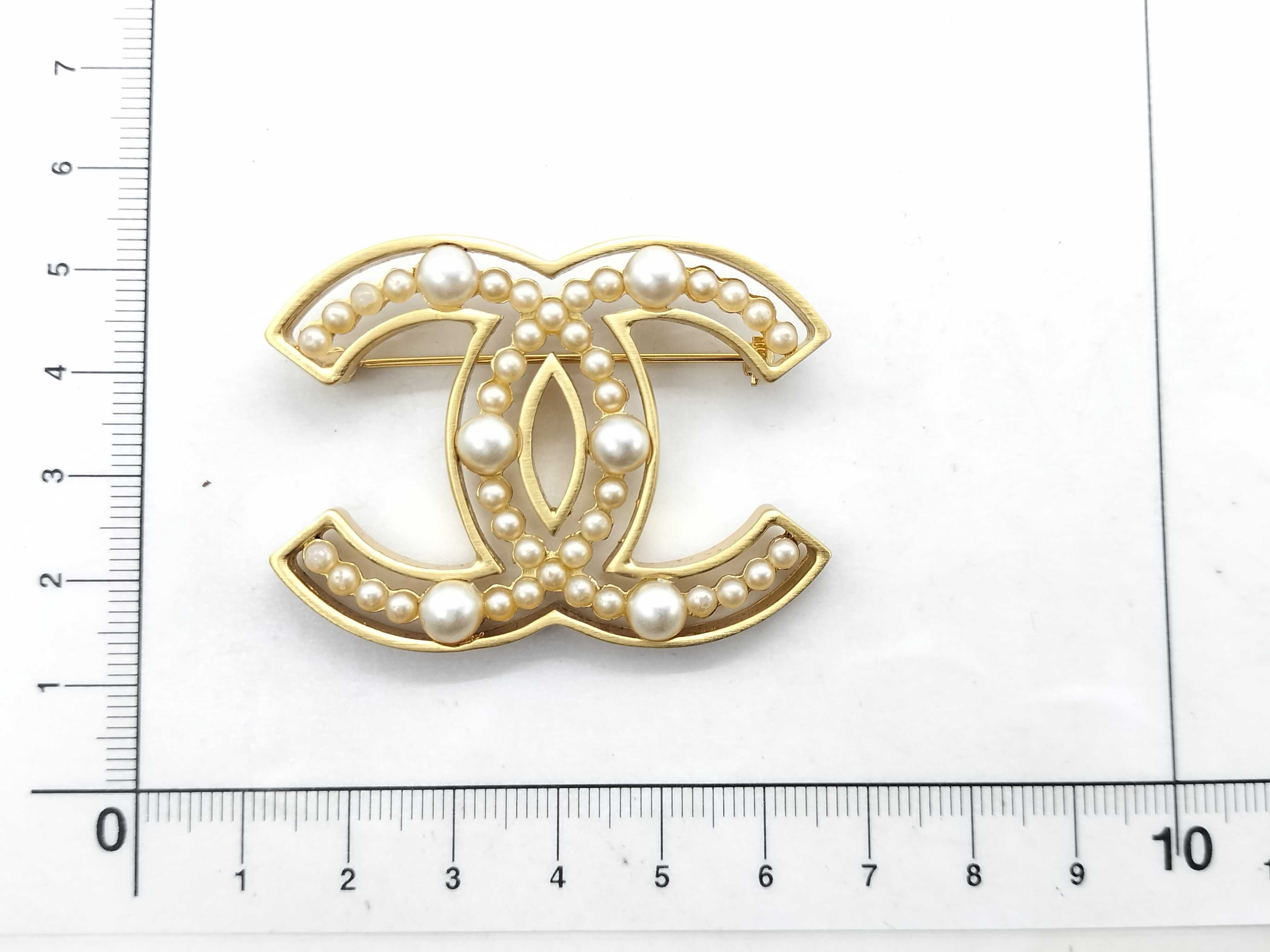 02A Coco Mark Faux Pearl Brooch (Large) — view 6