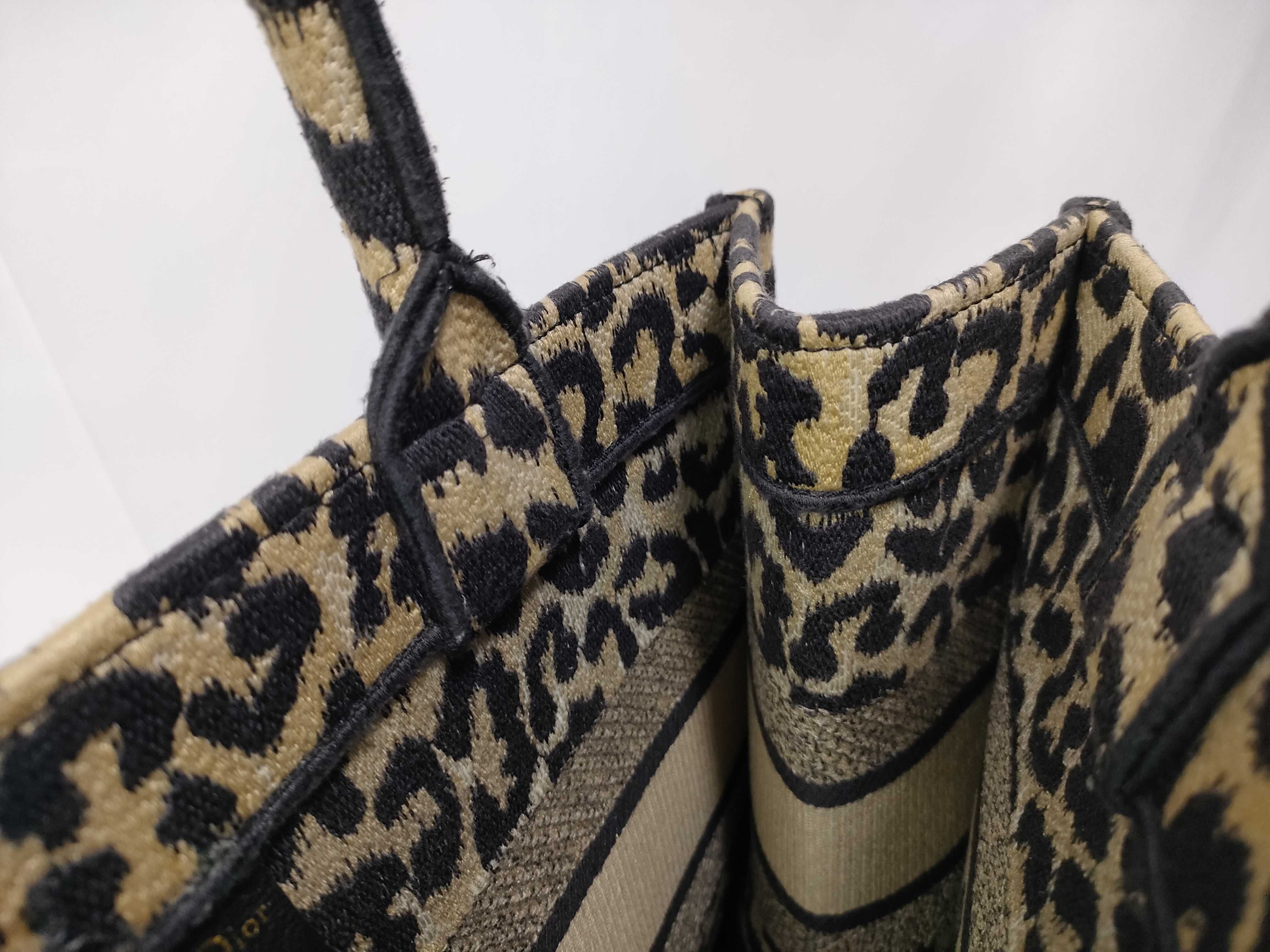 Book Tote 36 Leopard Handbag — view 11