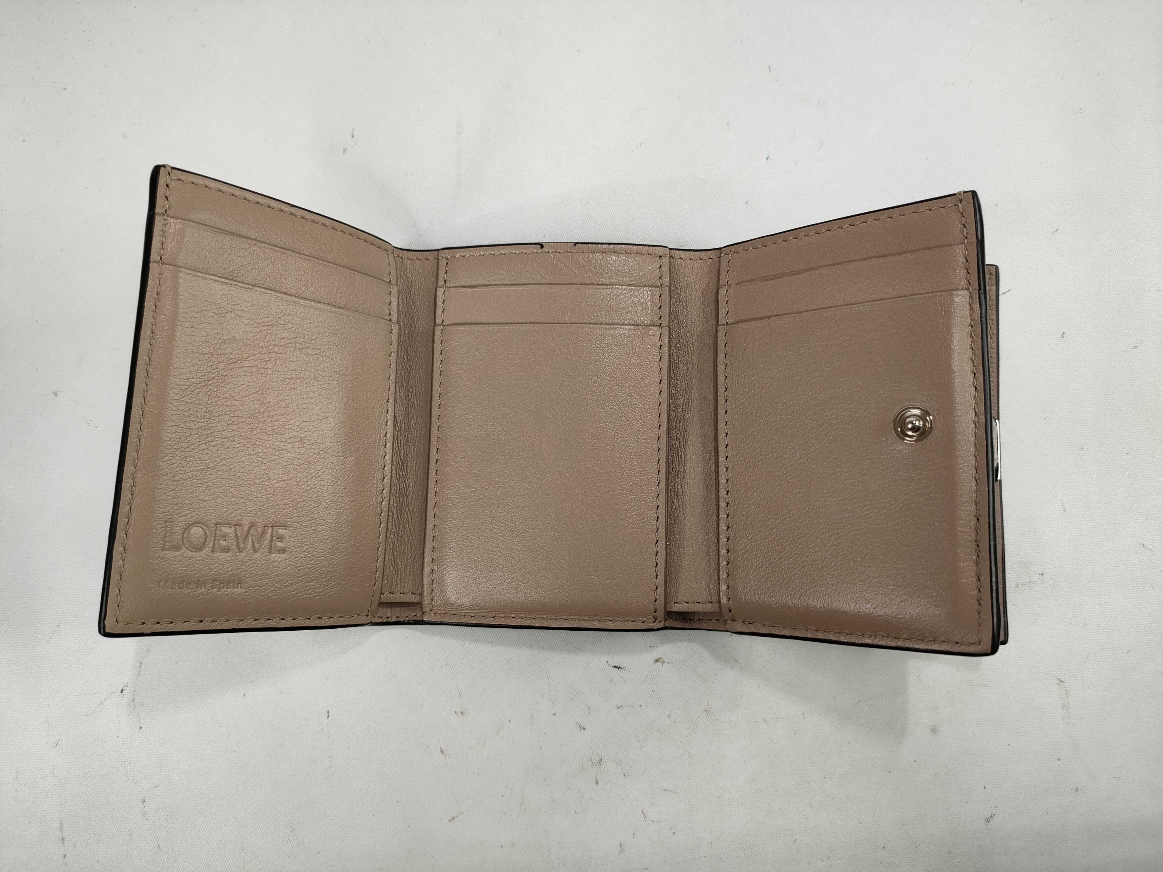 Anagram Tri-fold Wallet, Beige — view 9
