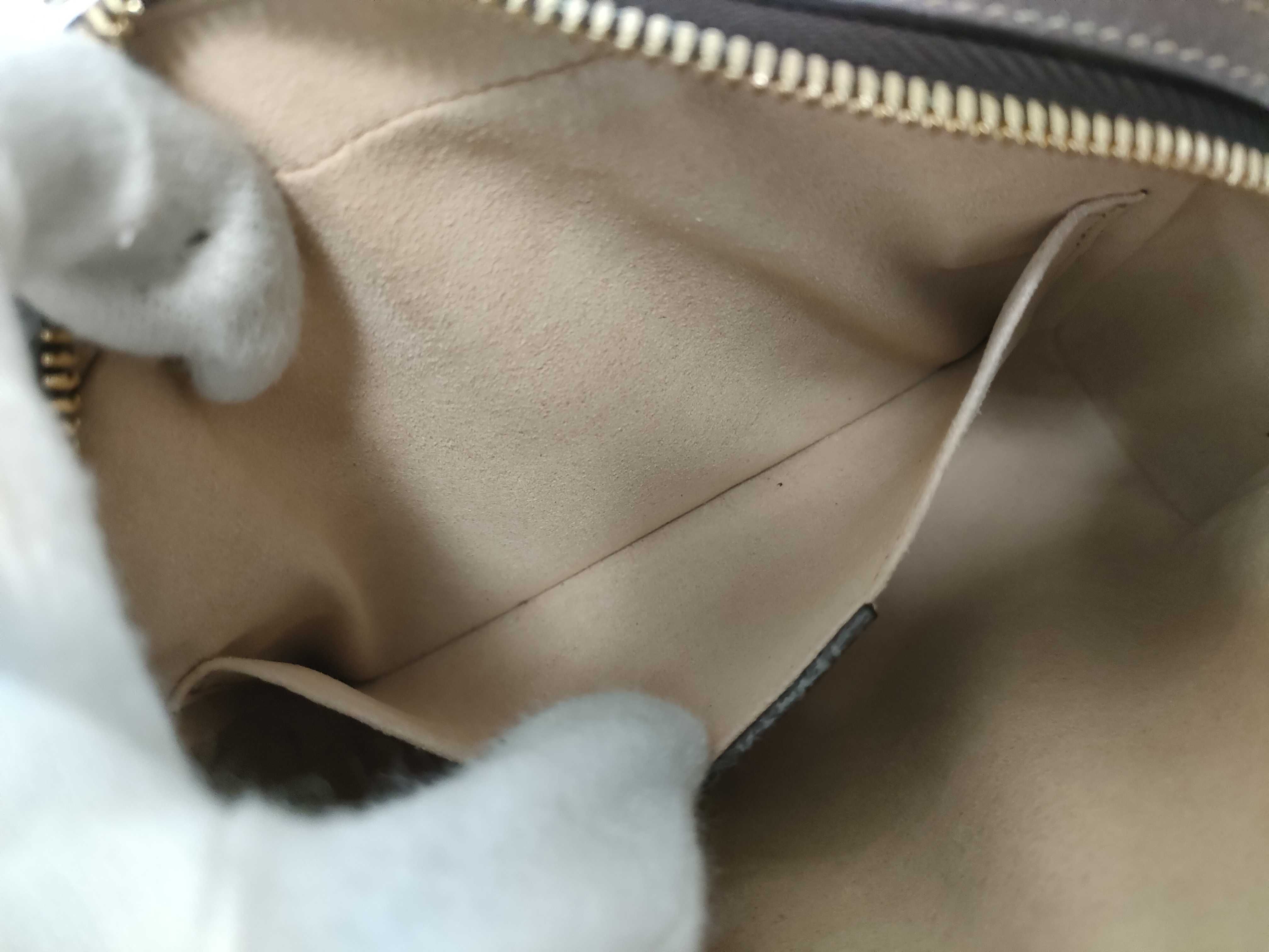 GG Supreme Shoulder Bag — view 11